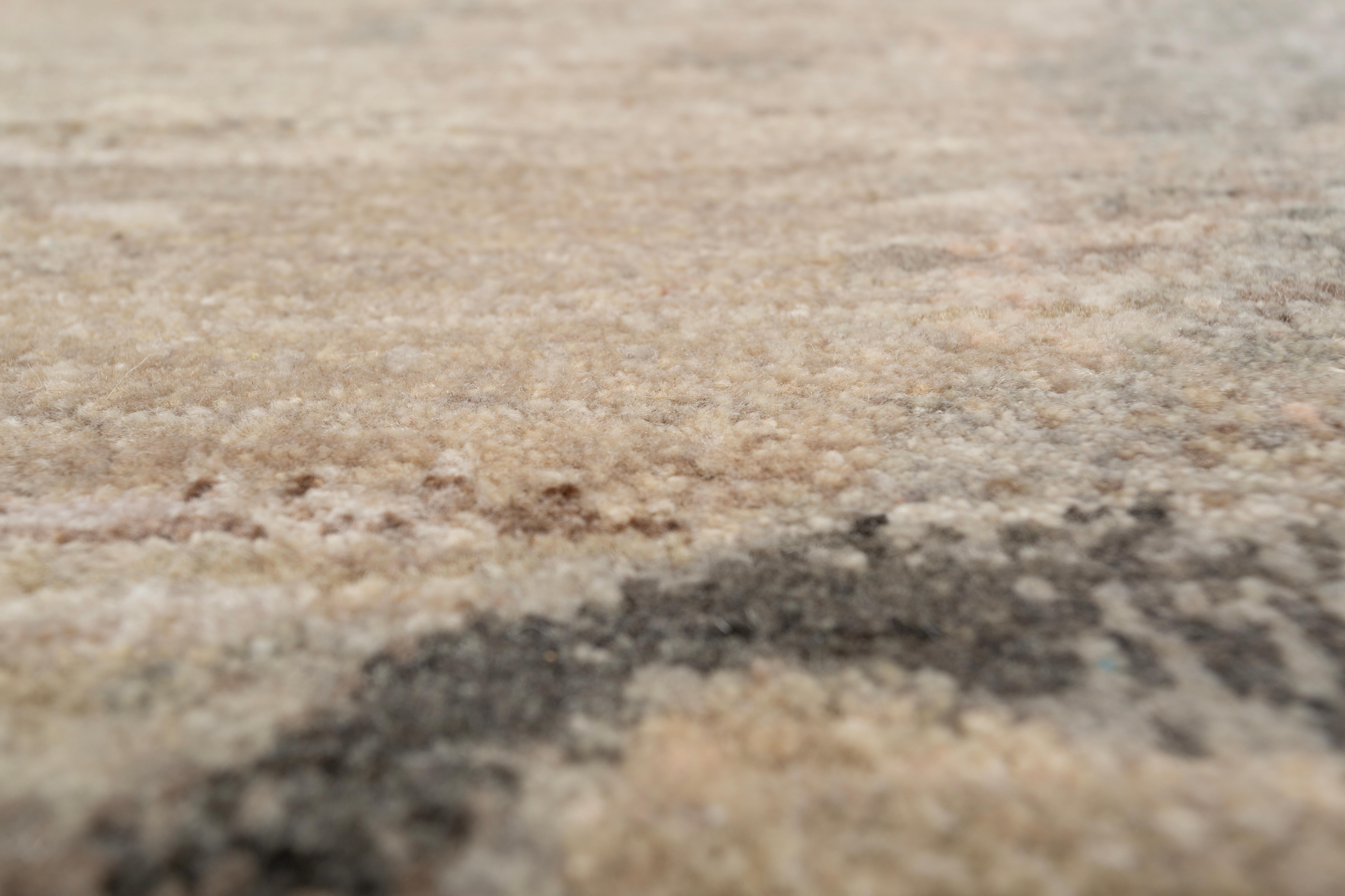 Alfombras Jaipur La decadencia gradual de las civilizaciones hacia el desorden: los motivos de esta colección parecen crear esa sensación de desorden y, sin embargo, hay una sensación casi hipnótica de calma y paz en cada uno de ellos. Es de esta