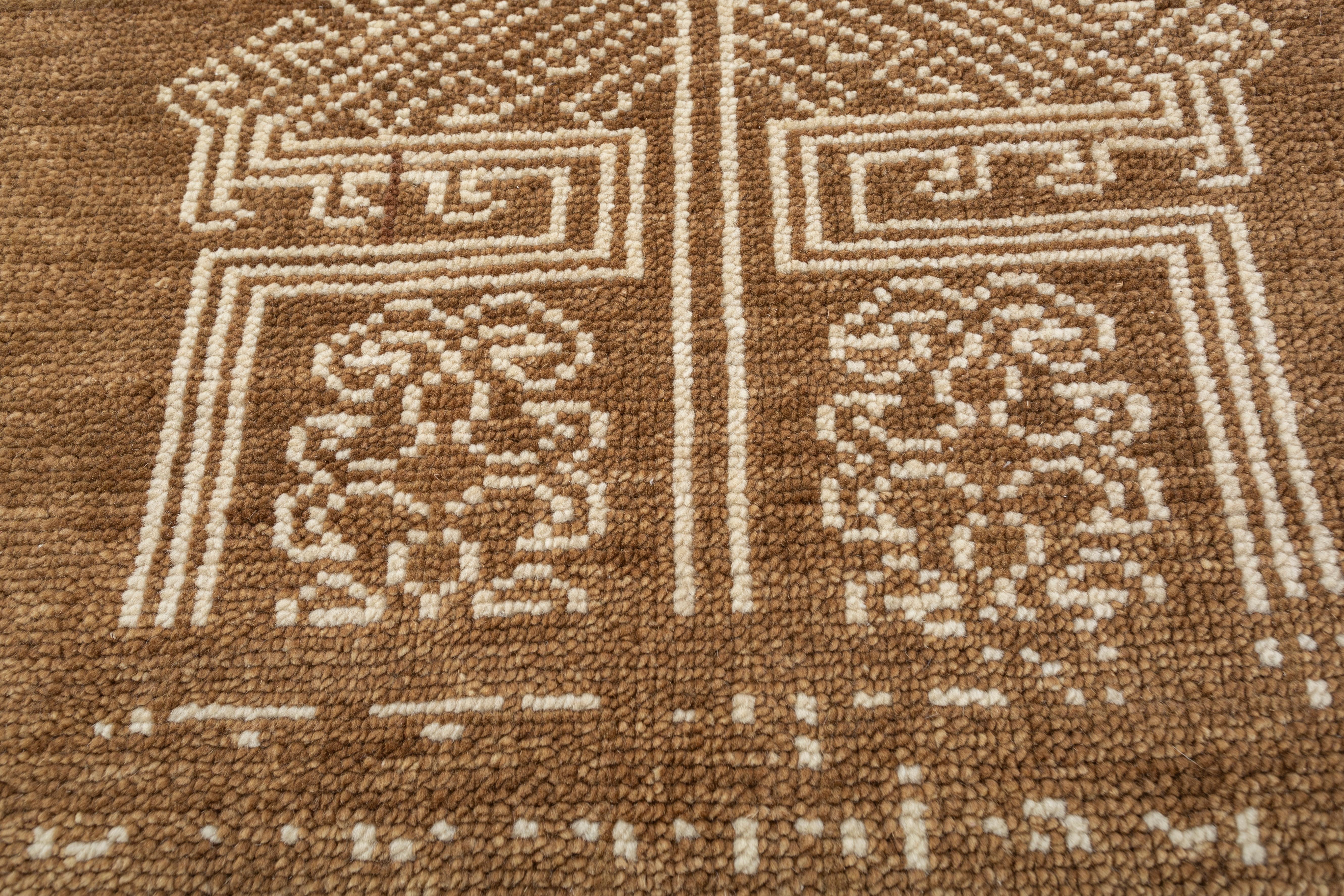 En combinant des inspirations classiques et orientales, les tapis noués à la main de la collection Thyme honorent l'art, l'héritage et le savoir-faire tout en réunissant le passé et le présent. Avec des teintes terreuses comme le beige, le charbon