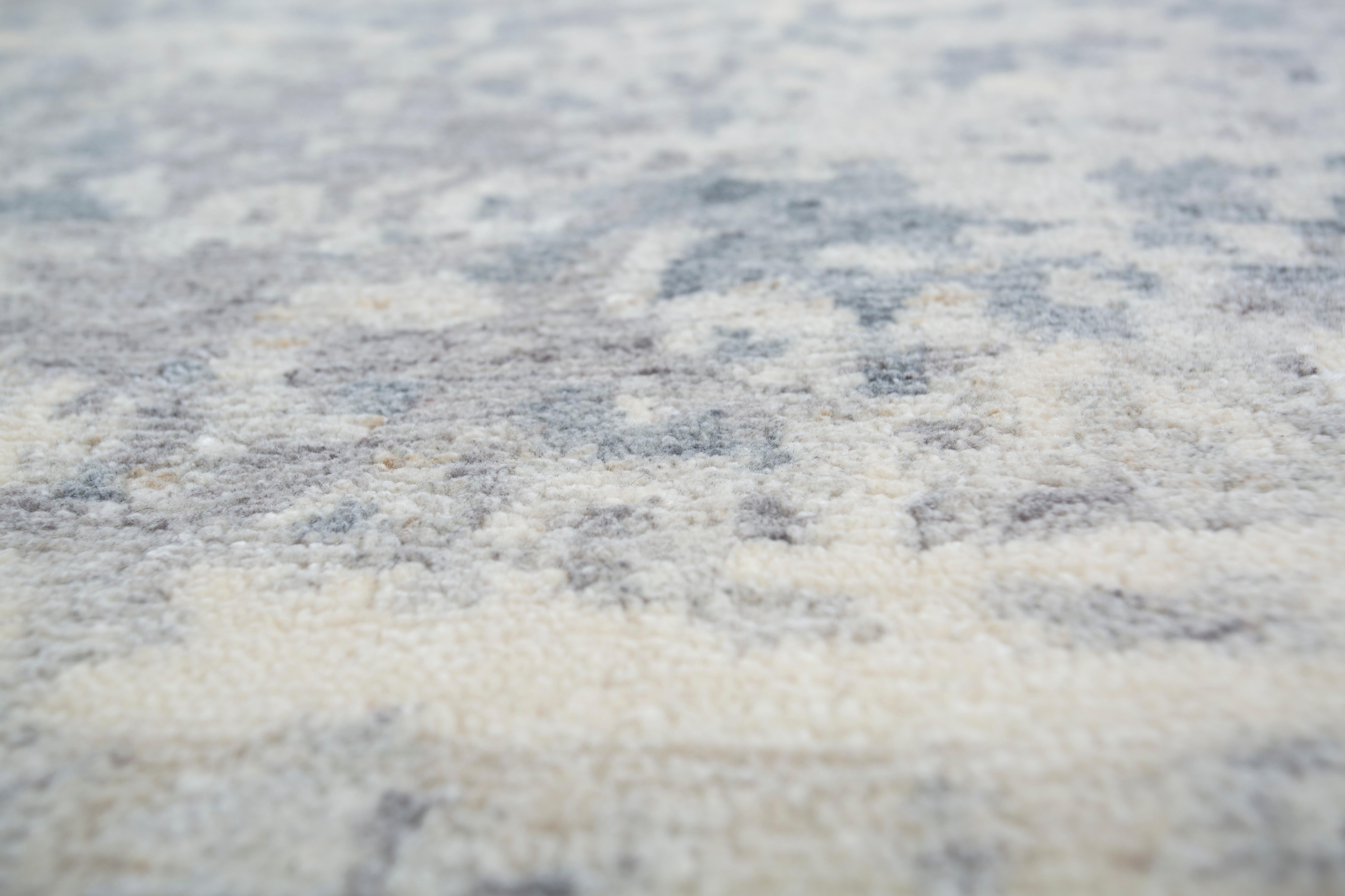 Jaipur Rugs Der allmähliche Niedergang von Zivilisationen bis hin zur Unordnung: Die Muster in dieser Collection'S scheinen dieses Gefühl der Unordnung zu erzeugen, und doch ist in jedem Muster ein fast hypnotisches Gefühl von Ruhe und Frieden zu