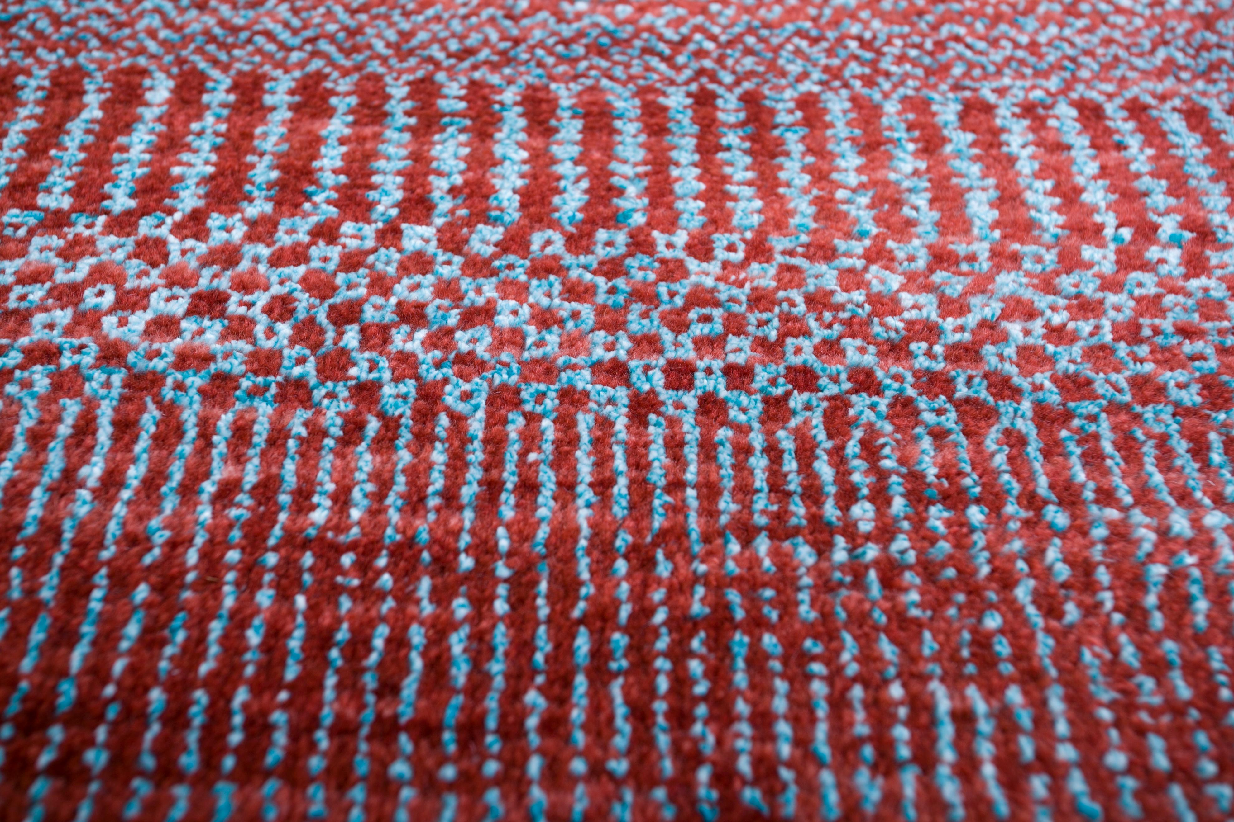 Jaipur Rugs I disegni di transizione della collezione Kairos conquisteranno gli occhi con gli immensi dettagli tessuti nei morbidi filati. Il viaggio della collezione inizia dall'intrigante punto dell'alba e viaggia attraverso la cadenza temporale