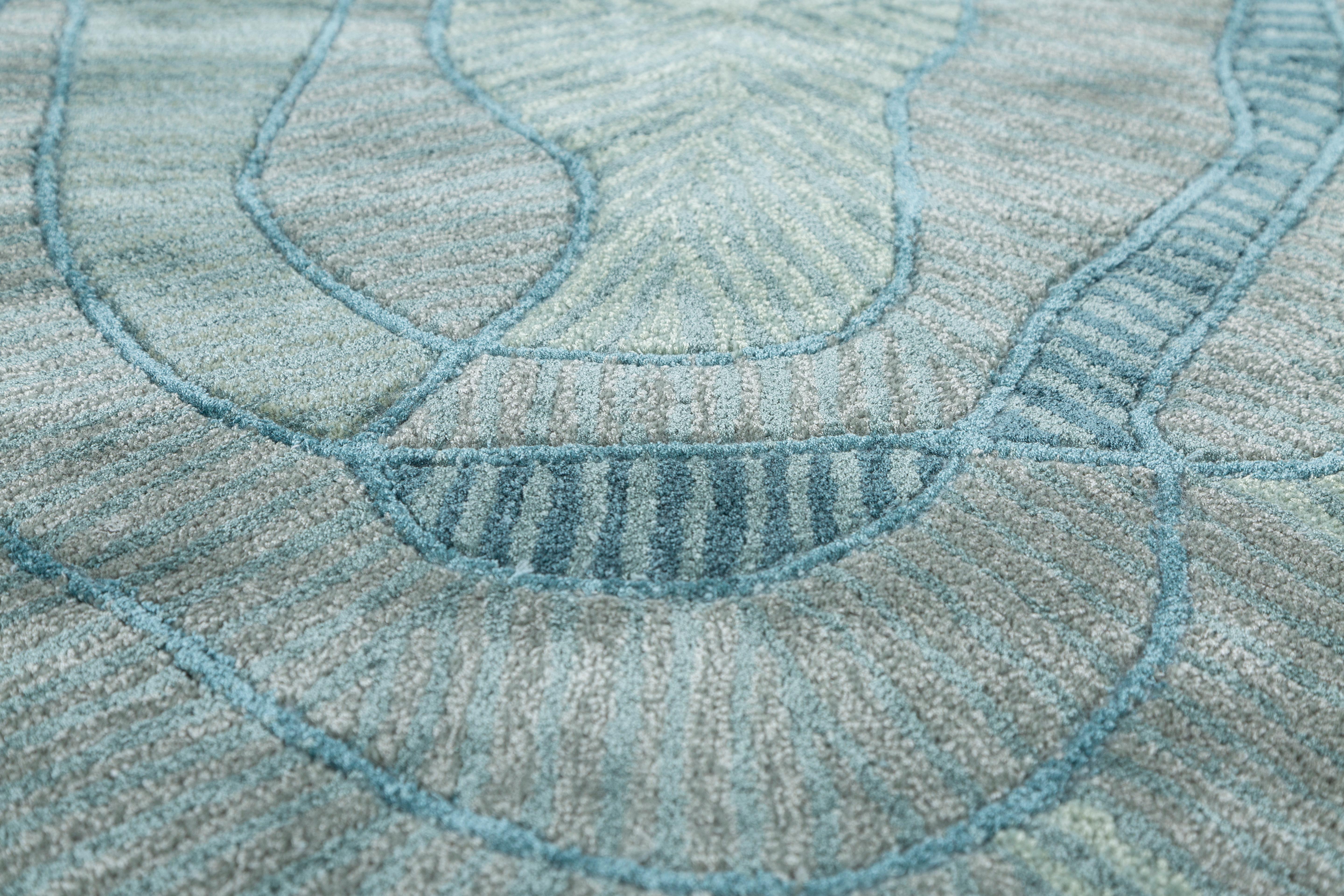Jaipur Rugs Die Adrift Collection ist eine kühne Erkundung der Kontraste, bei der auffällige Schwarz-Weiß-Muster die Grundlage für jedes Stück bilden. Diese monochromen Elemente sorgen für eine starke, zeitlose Aussage, während kräftige Farbtupfer
