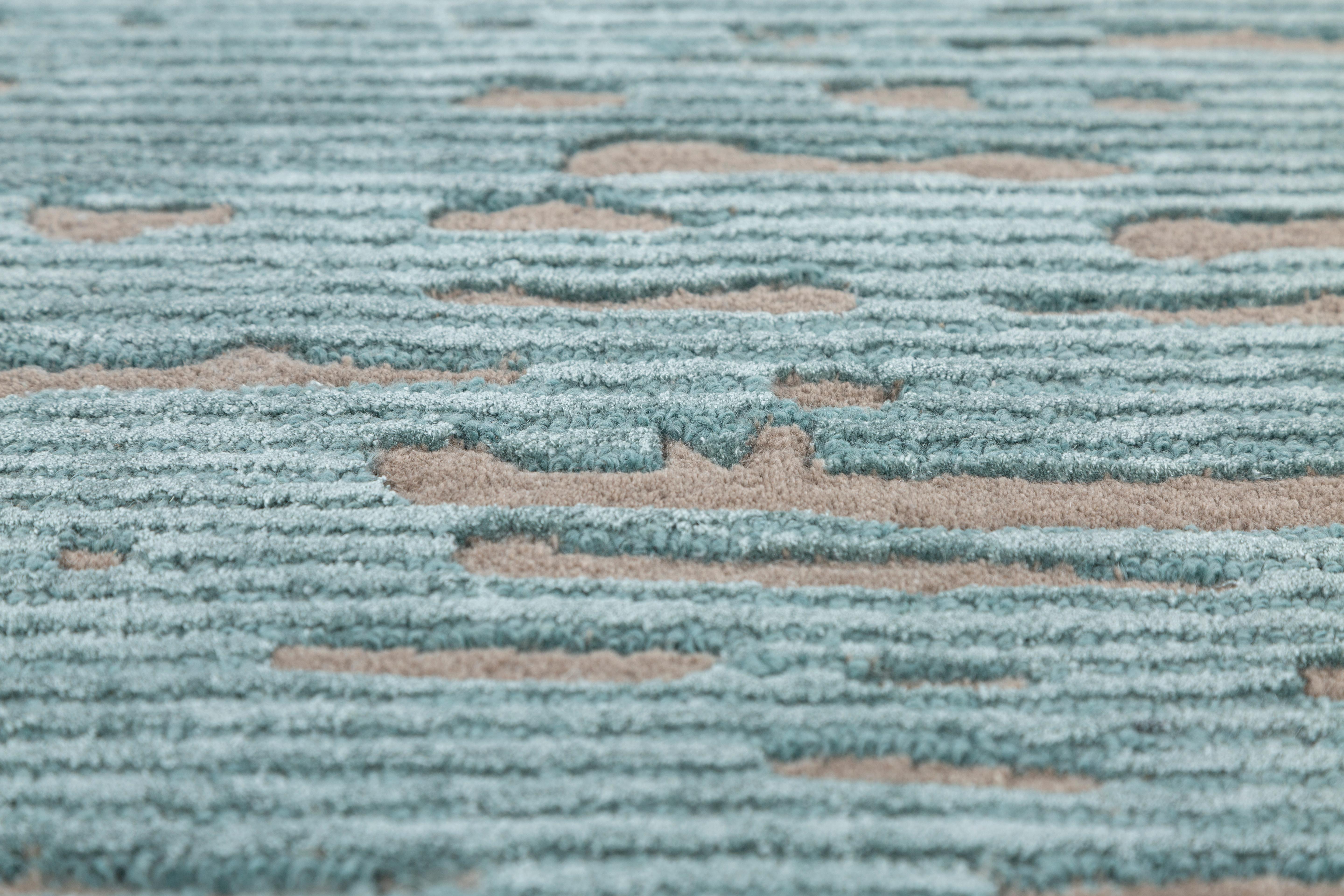 Jaipur Rugs Wie der Name schon sagt, bietet die White Noise Collection handgetuftete Teppiche mit unterbrechenden Linien, die ein Gefühl von geometrischem Fluss vermitteln. Die angedeuteten Details ermöglichen es dem Auge, eine Illusion zu bilden