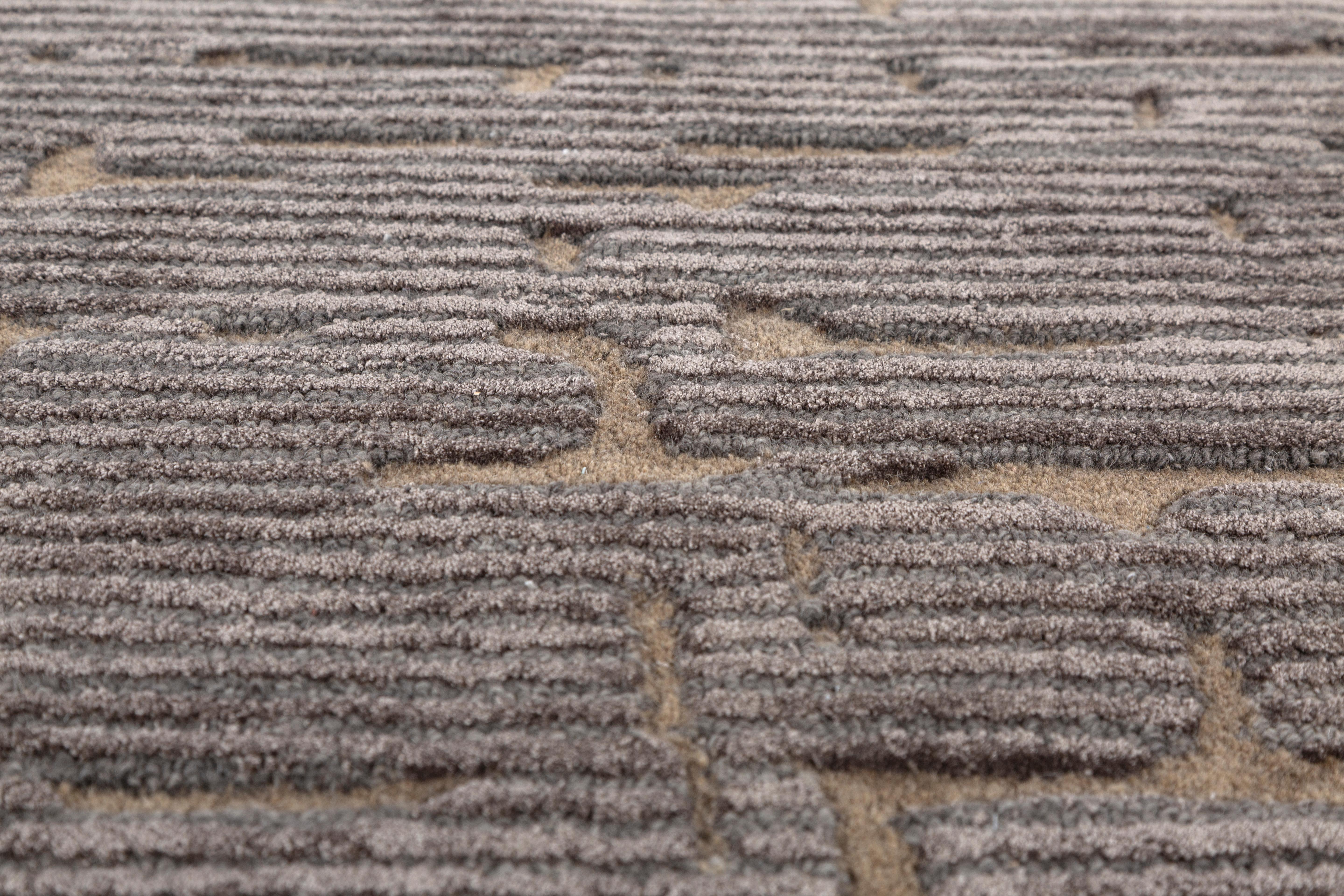 Jaipur Rugs Wie der Name schon sagt, bietet die White Noise Collection handgetuftete Teppiche mit unterbrechenden Linien, die ein Gefühl von geometrischem Fluss vermitteln. Die angedeuteten Details ermöglichen es dem Auge, eine Illusion zu bilden
