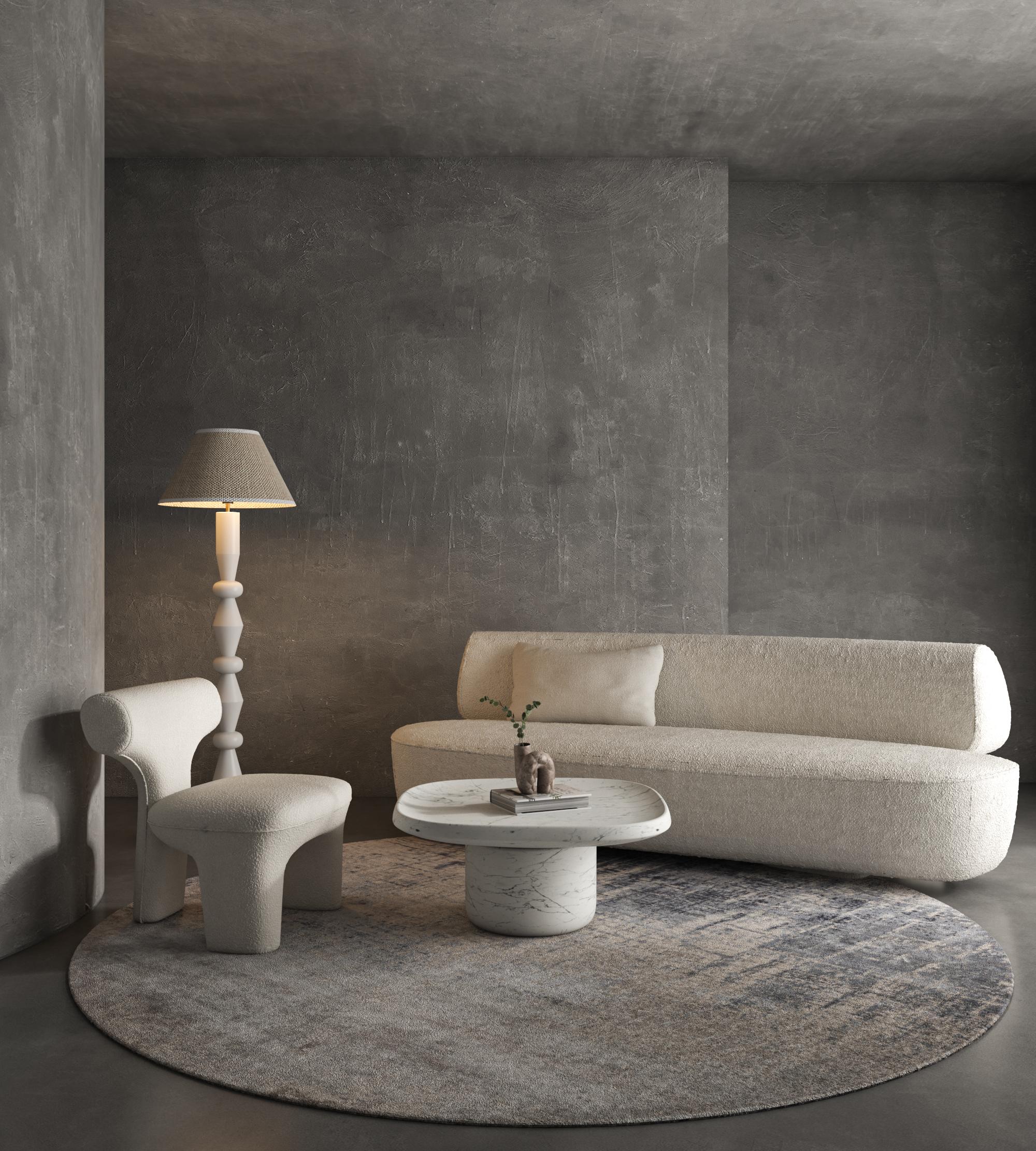 Une fusion de gris classiques et de bleus pastel dans une merveille moderne nouée à la main en laine et soie de bambou. Il apporte des histoires inédites de charme rustique aux espaces contemporains, reflétant les riches traditions, formes et
