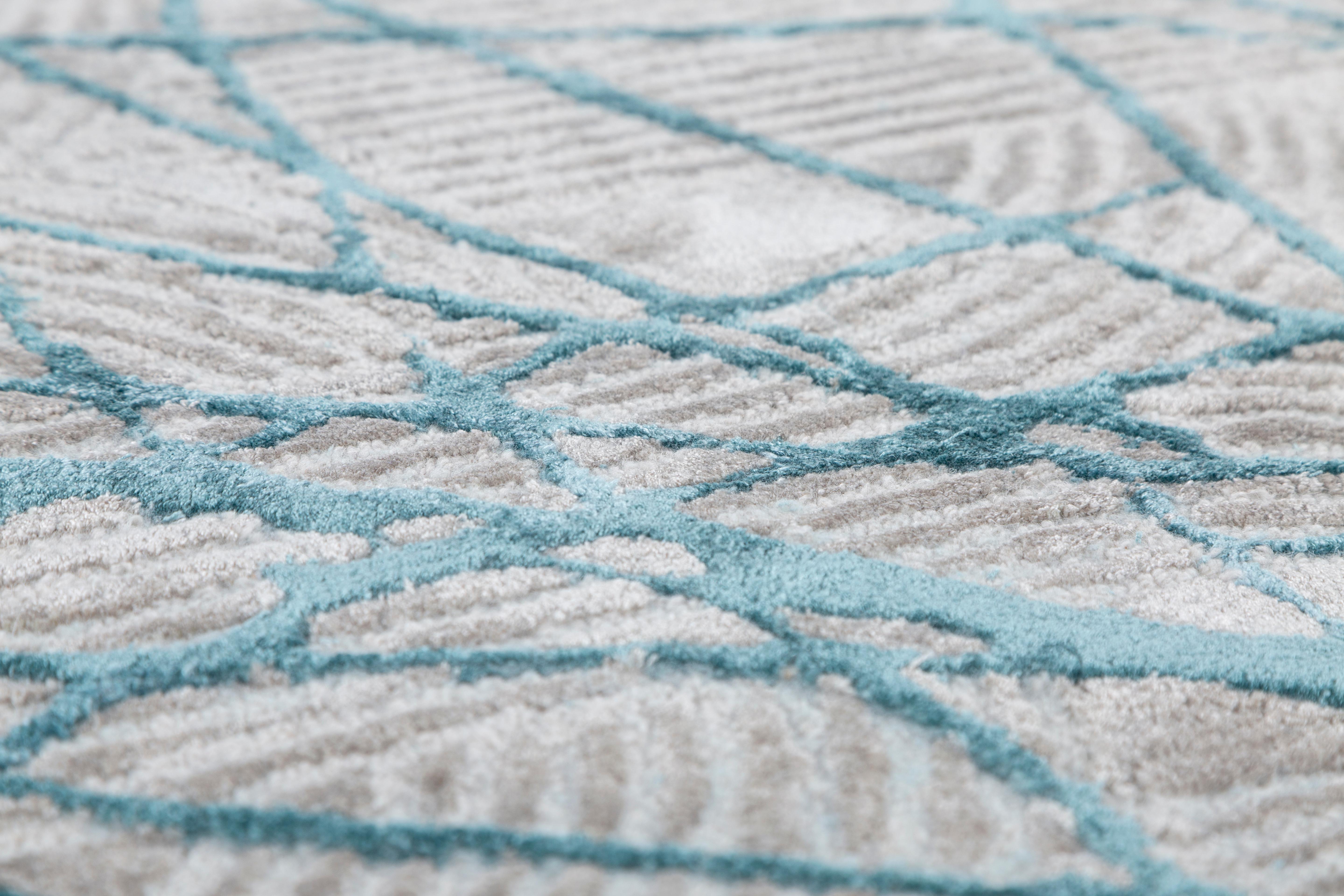 Jaipur Rugs Die Adrift Collection ist eine kühne Erkundung der Kontraste, bei der auffällige Schwarz-Weiß-Muster die Grundlage für jedes Stück bilden. Diese monochromen Elemente sorgen für eine starke, zeitlose Aussage, während kräftige Farbtupfer