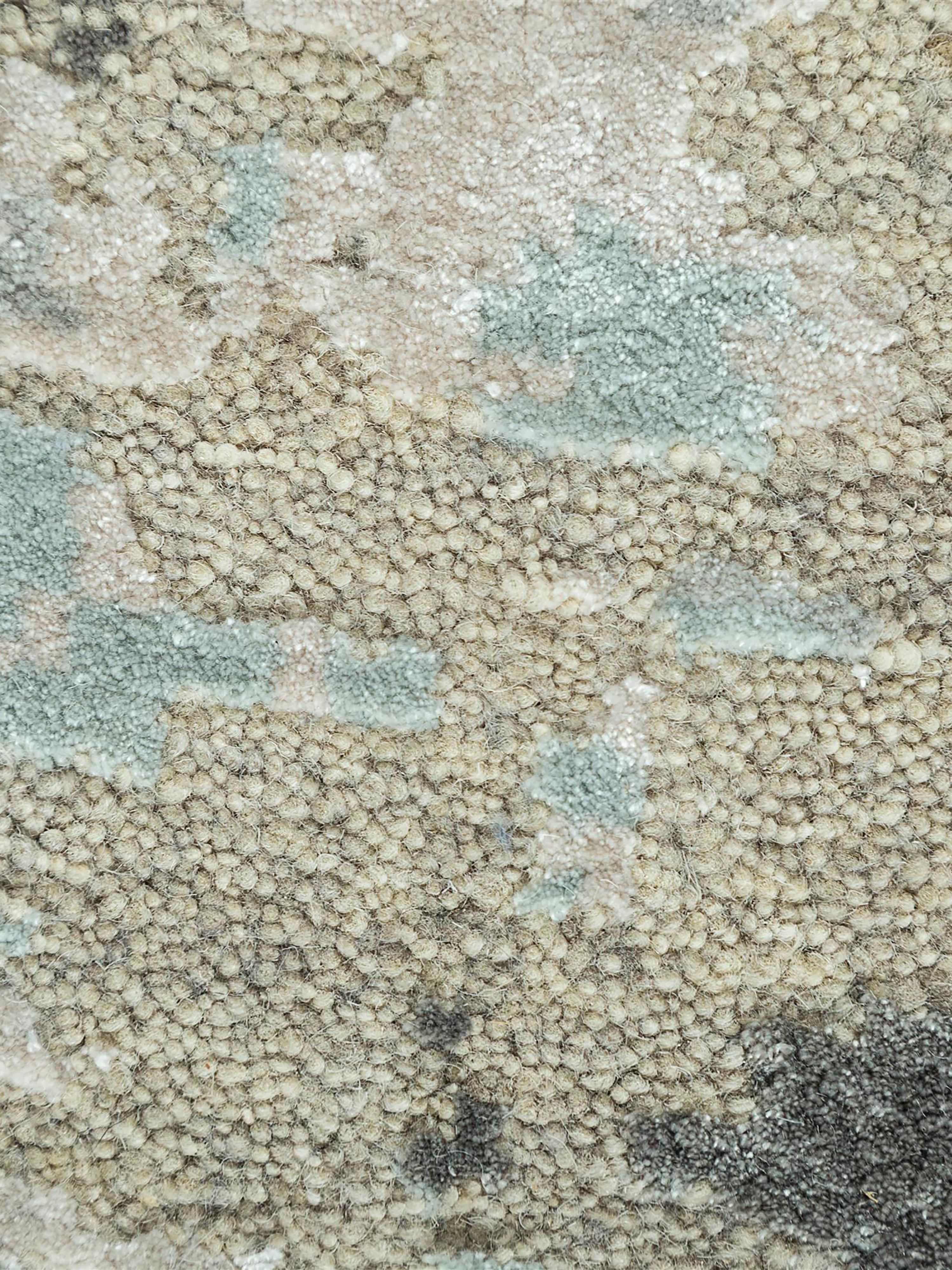 Esplora i design moderni per uno spazio contemporaneo con l'opulenta collezione Uvenuti. Una collezione di trame a rete e disegni astratti, Uvenuti intreccia un'atmosfera tranquilla con blu di tendenza, grigi saturi e tonalità di bianco della terra.