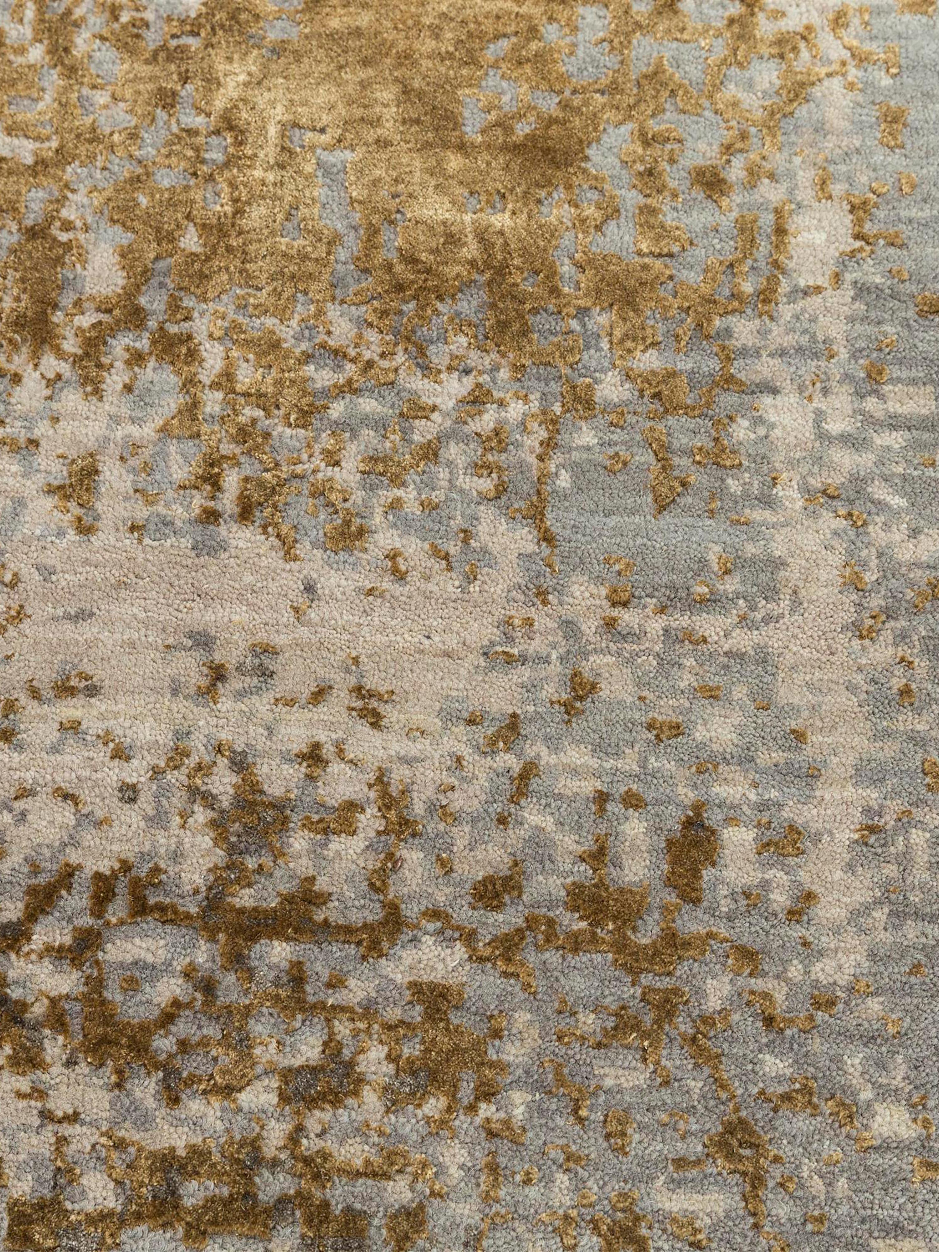 La collezione Gauri Khan per Jaipur Rugs porta storie inedite di fascino rustico negli spazi moderni. Creata per riflettere la moltitudine di tradizioni, forme e colori che si trovano nell'India rurale, questa squisita linea di tappeti sfuma le