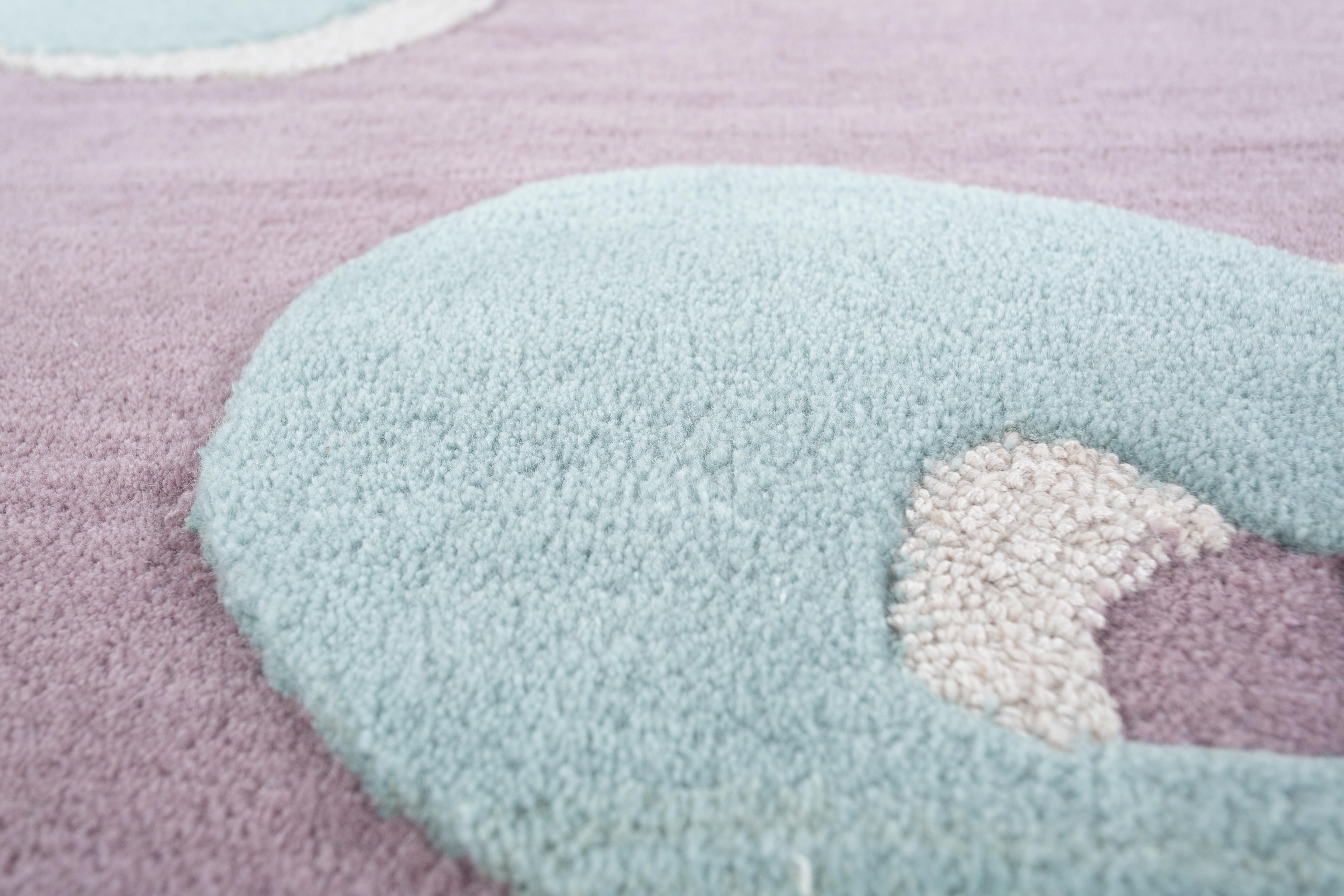 Une Collectional conçue pour l'univers onirique des enfants et des jeunes adultes. Des tapis aux couleurs vives avec des abeilles, des singes et des personnages illustrés ornent ces tapis faits à la main pour éveiller l'imagination des petits et