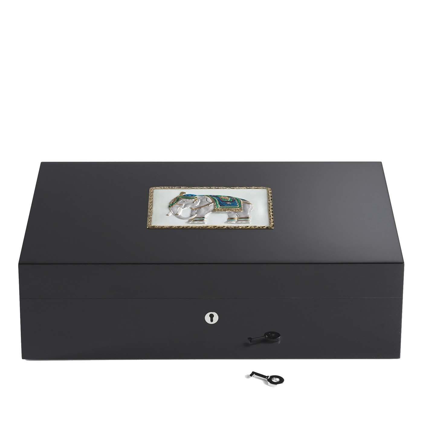 This exclusive wooden humidor is dedicated to India and boasts a bright decoration depicting an elephant on the lid, symbol of India and pride of the state of Jaipur. Containing up to 110 cigars, this piece showcases a sophisticated black silhouette