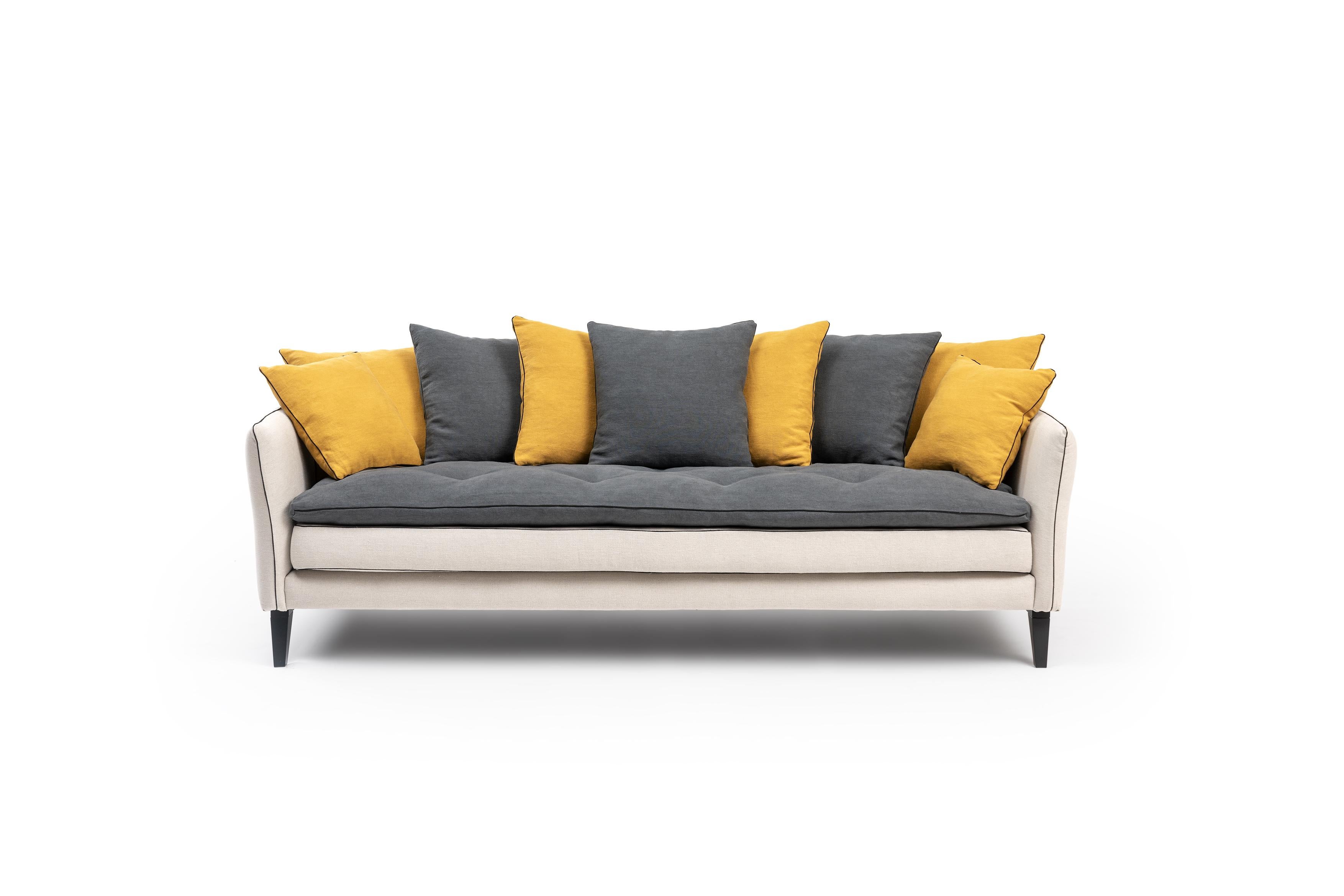 Sofá Jaipur by RALPH M
Dimensiones: An 220 x Pr 92 x Al 88 cm. 
Materiales: Haya maciza, Tableros de partículas, Tejido.

Detalles: 
Estructura: Paneles de haya maciza y tableros de partículas.
Muelle del asiento: Cinchas elásticas