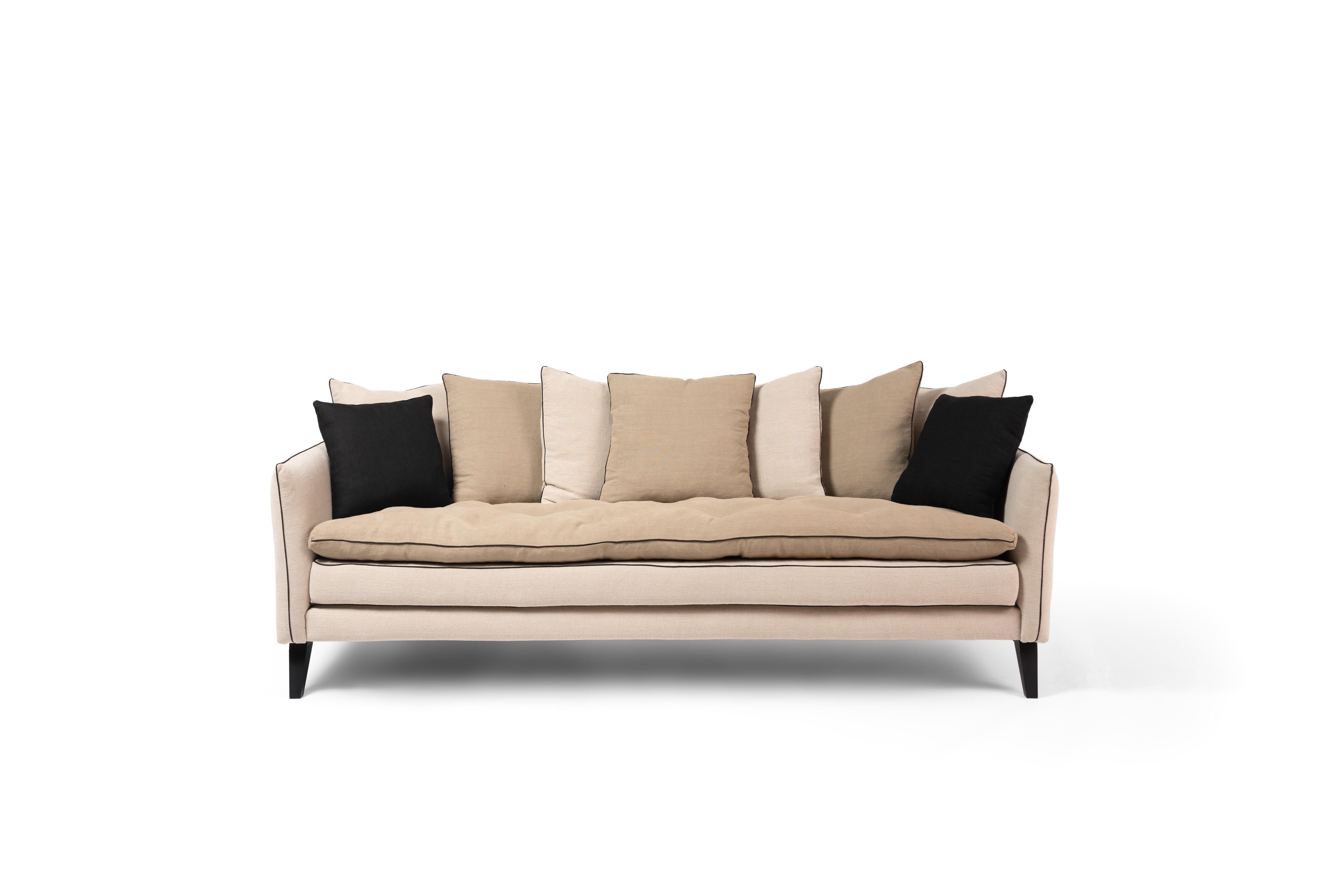Sofá Jaipur by RALPH M
Dimensiones: An 220 x Pr 92 x Al 88 cm. 
Materiales: Haya maciza, Tableros de partículas, Tejido.

Detalles: 
Estructura: Paneles de haya maciza y tableros de partículas.
Muelle del asiento: Cinchas elásticas
