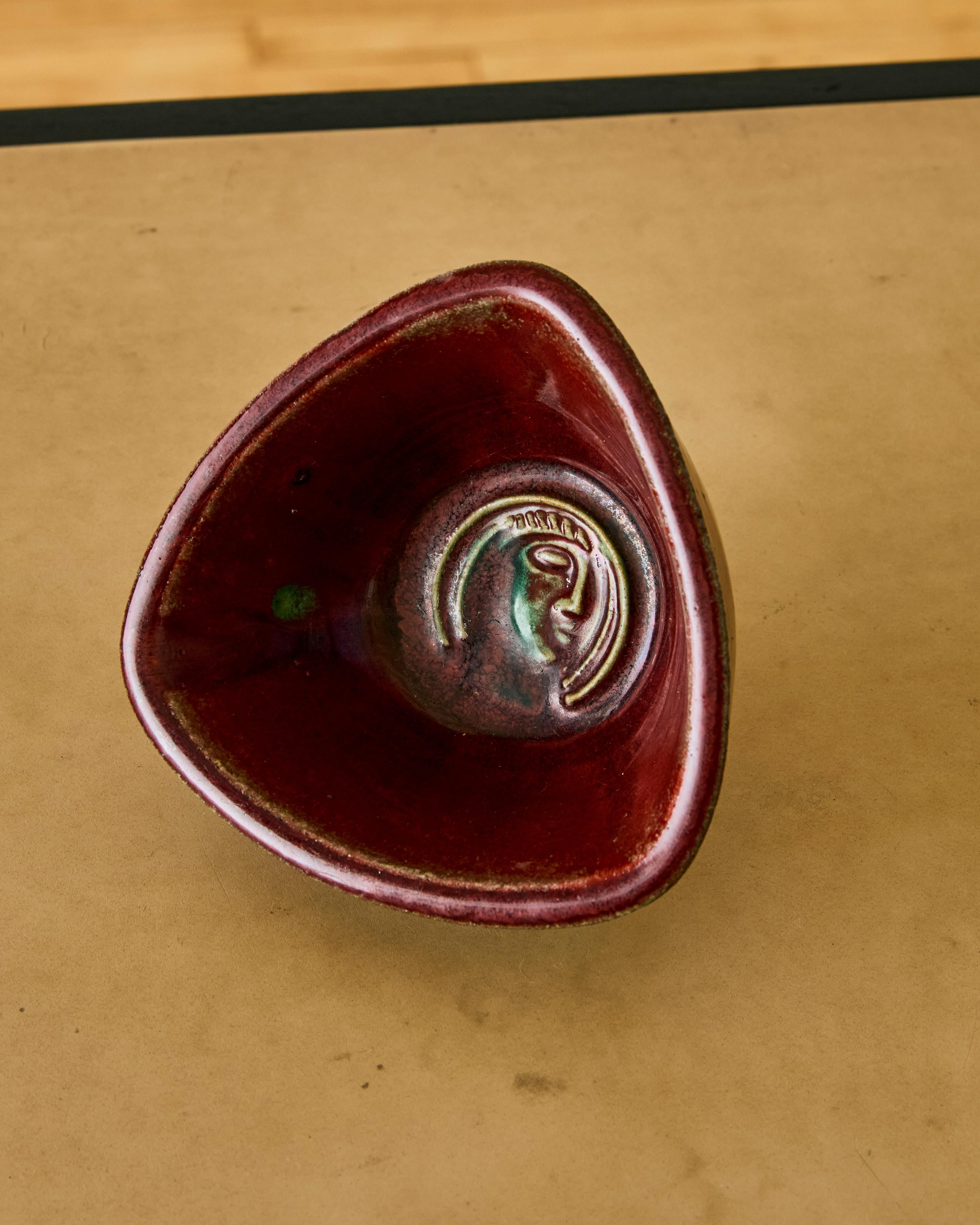 Piccola ciotola danese bordeaux a forma di triangolo di Jais Neilsen, con firma smaltata sul fondo e dettaglio del disegno all'interno del centro.
