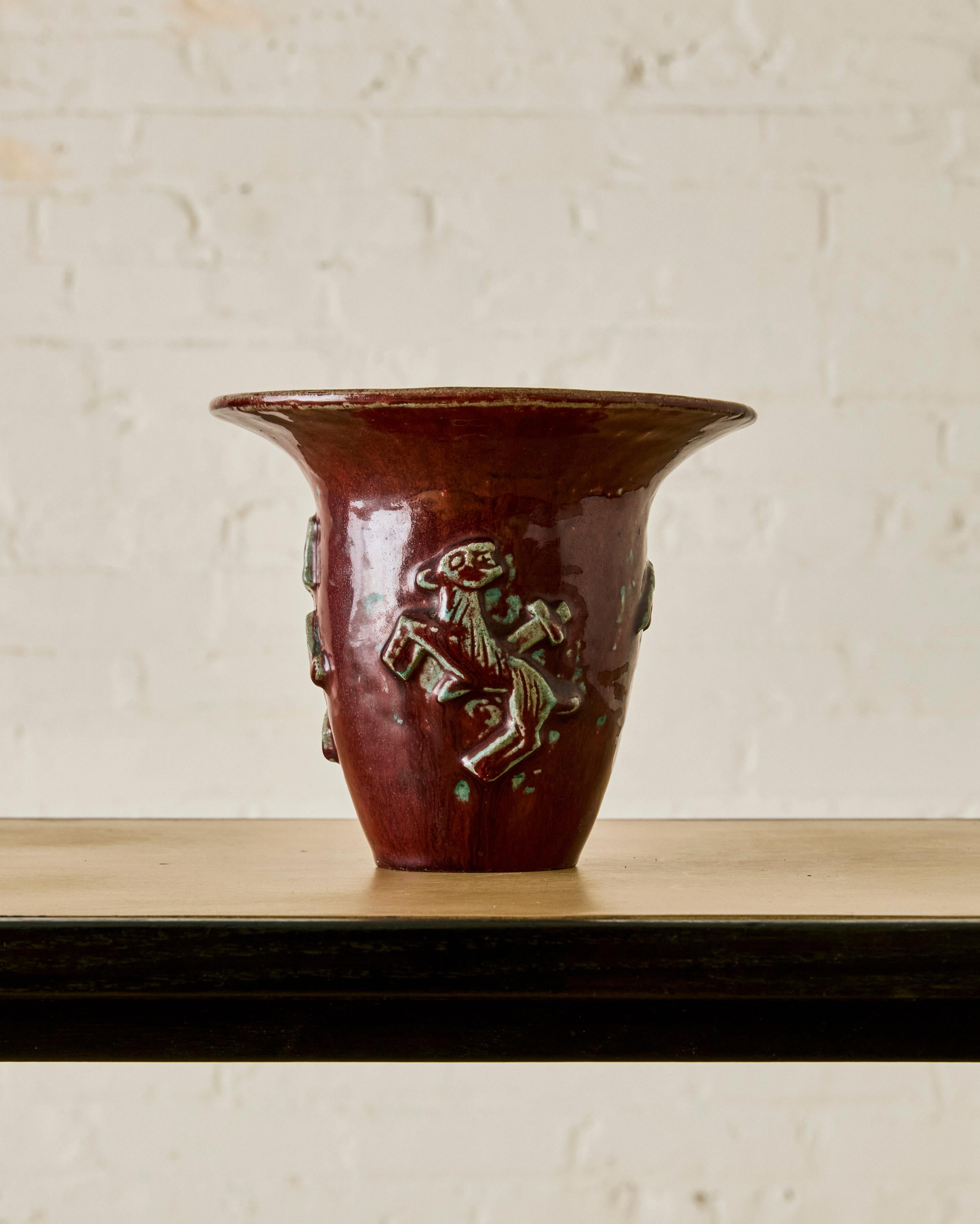Vaso figurato Jais Nielsen Bordeaux con firma smaltata e marchio del produttore sul fondo.
