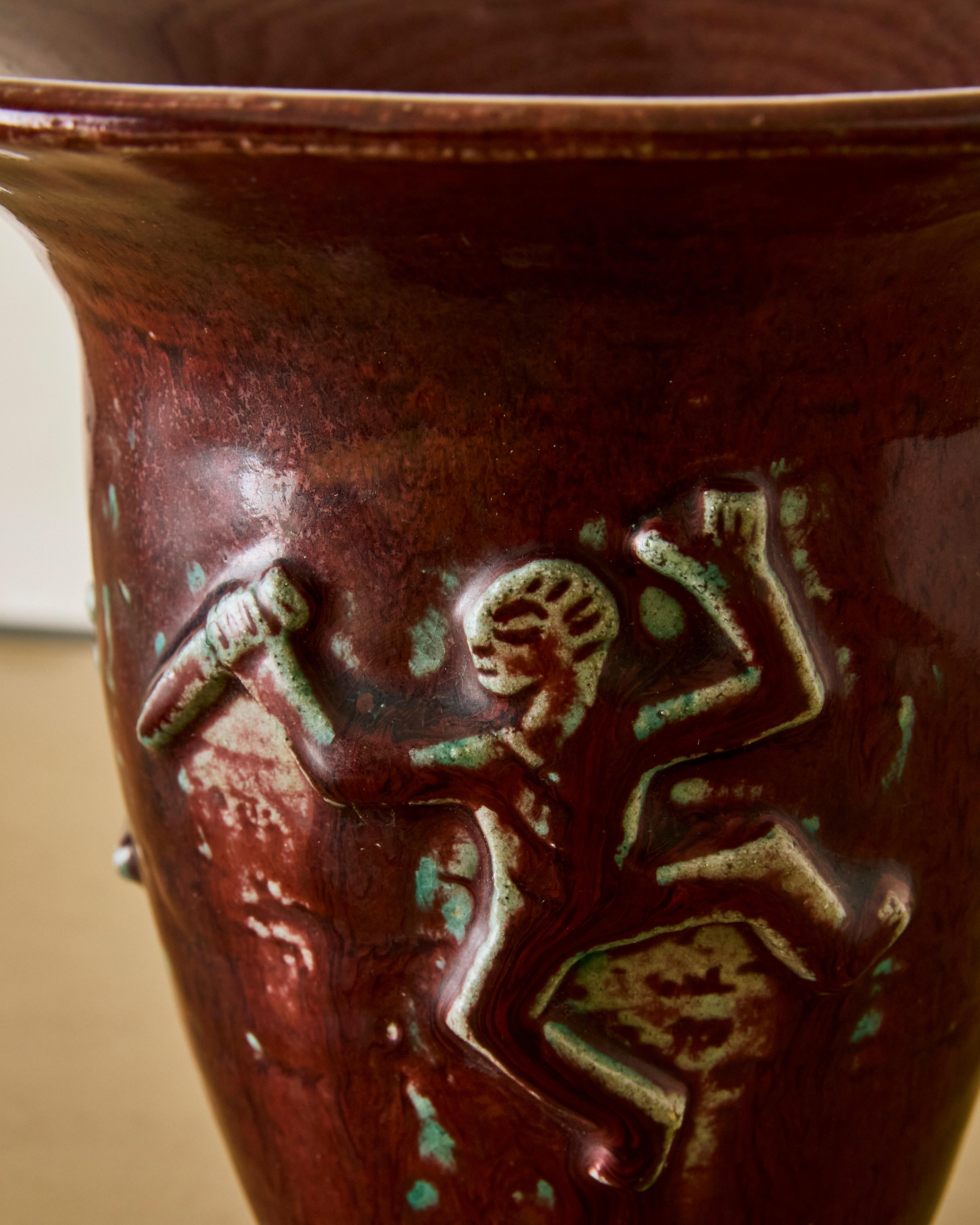 Vaso Figurato Bordeaux di Jais Nielsen C. 1935 In condizioni buone in vendita a Long Island City, NY