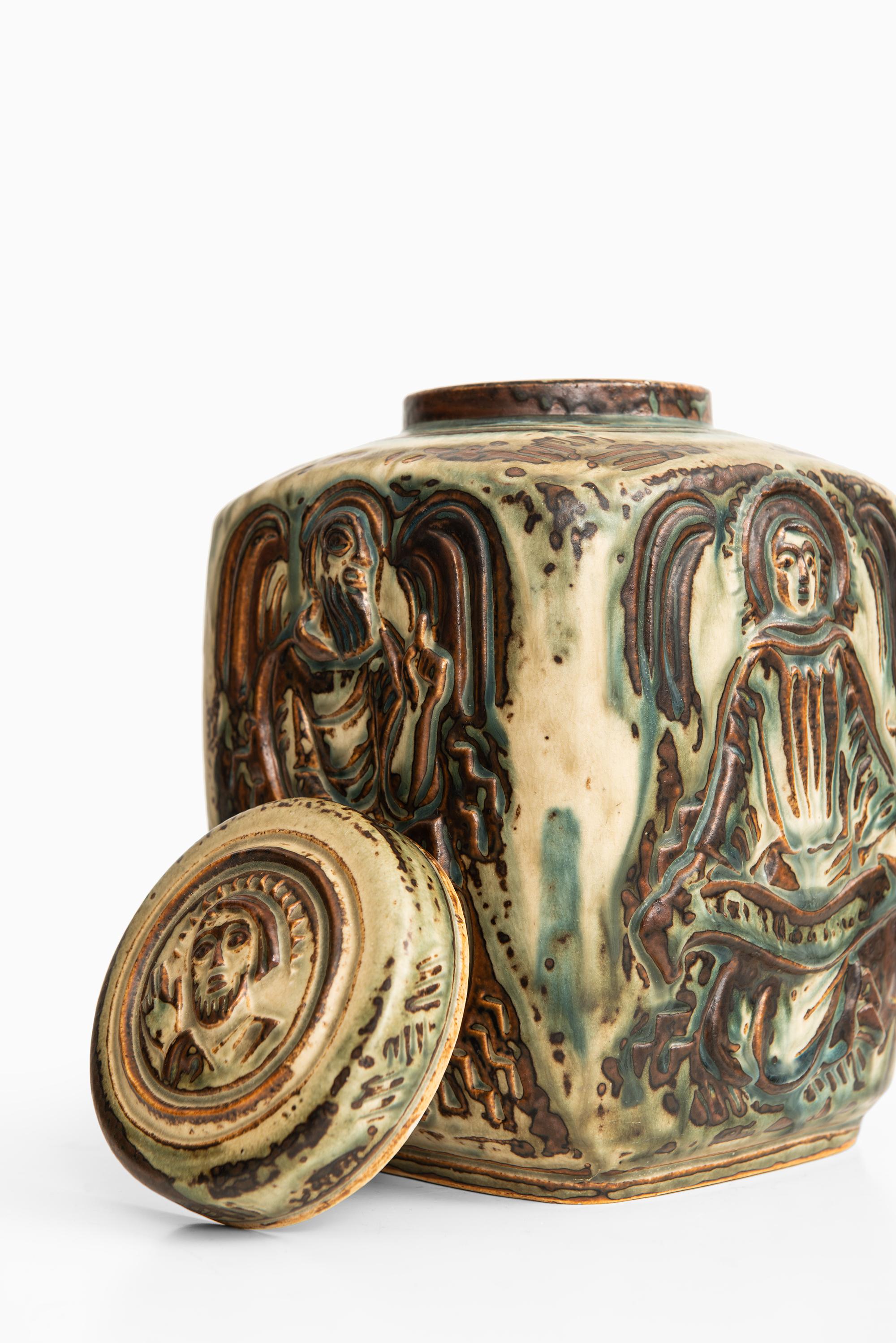 urn with lid