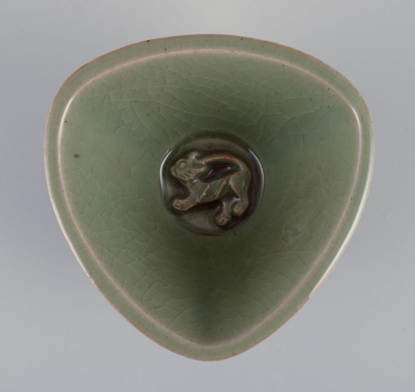 Danois Jais Nielsen pour Royal Copenhagen. Bol en céramique à glaçure verte. Daté de 1946 en vente