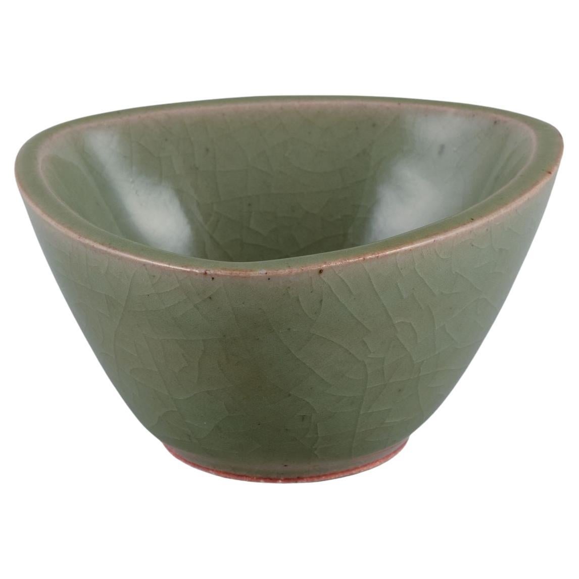 Jais Nielsen pour Royal Copenhagen. Bol en céramique à glaçure verte. Daté de 1946 en vente