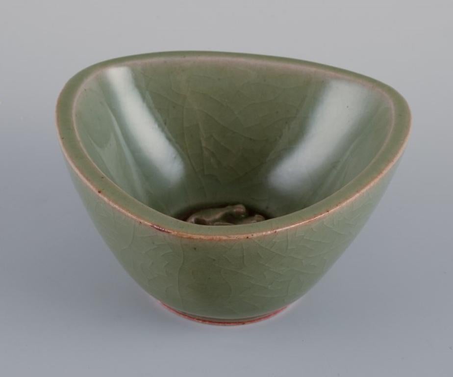 Scandinavo moderno Jais Nielsen per Royal Copenhagen. Ciotola in ceramica con smalto verde. Dal 1946 in vendita