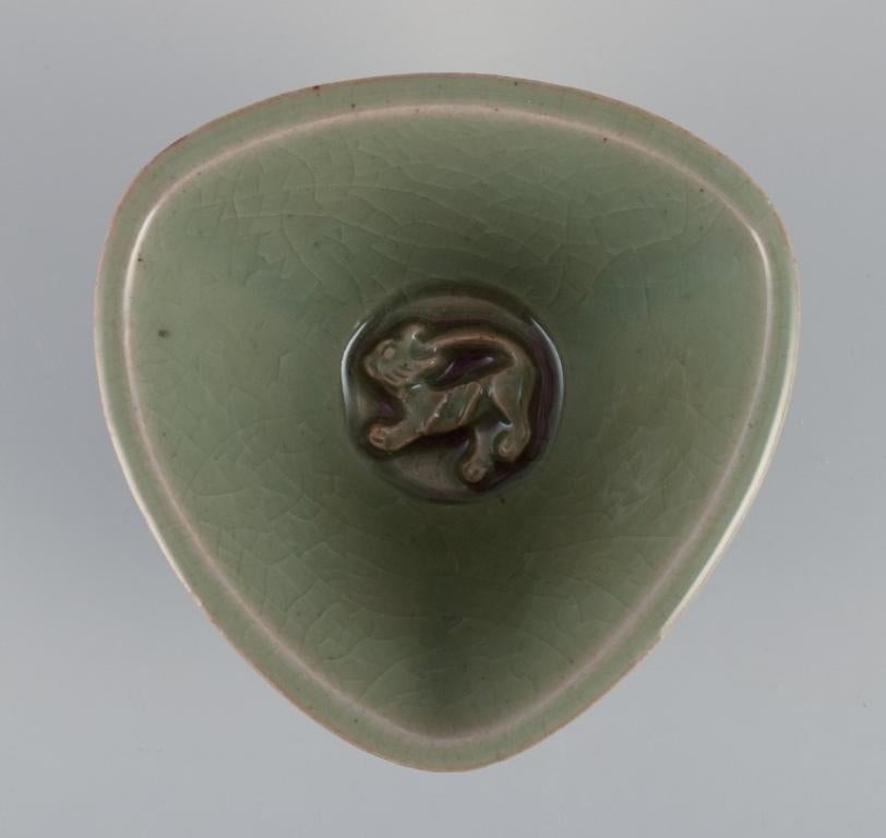 Danese Jais Nielsen per Royal Copenhagen. Ciotola in ceramica con smalto verde. Dal 1946 in vendita