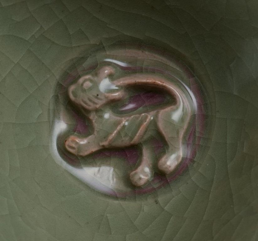 Smaltato Jais Nielsen per Royal Copenhagen. Ciotola in ceramica con smalto verde. Dal 1946 in vendita