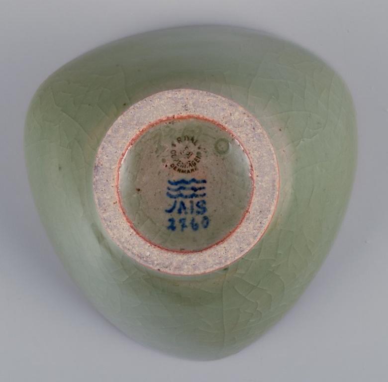 Metà XX secolo Jais Nielsen per Royal Copenhagen. Ciotola in ceramica con smalto verde. Dal 1946 in vendita