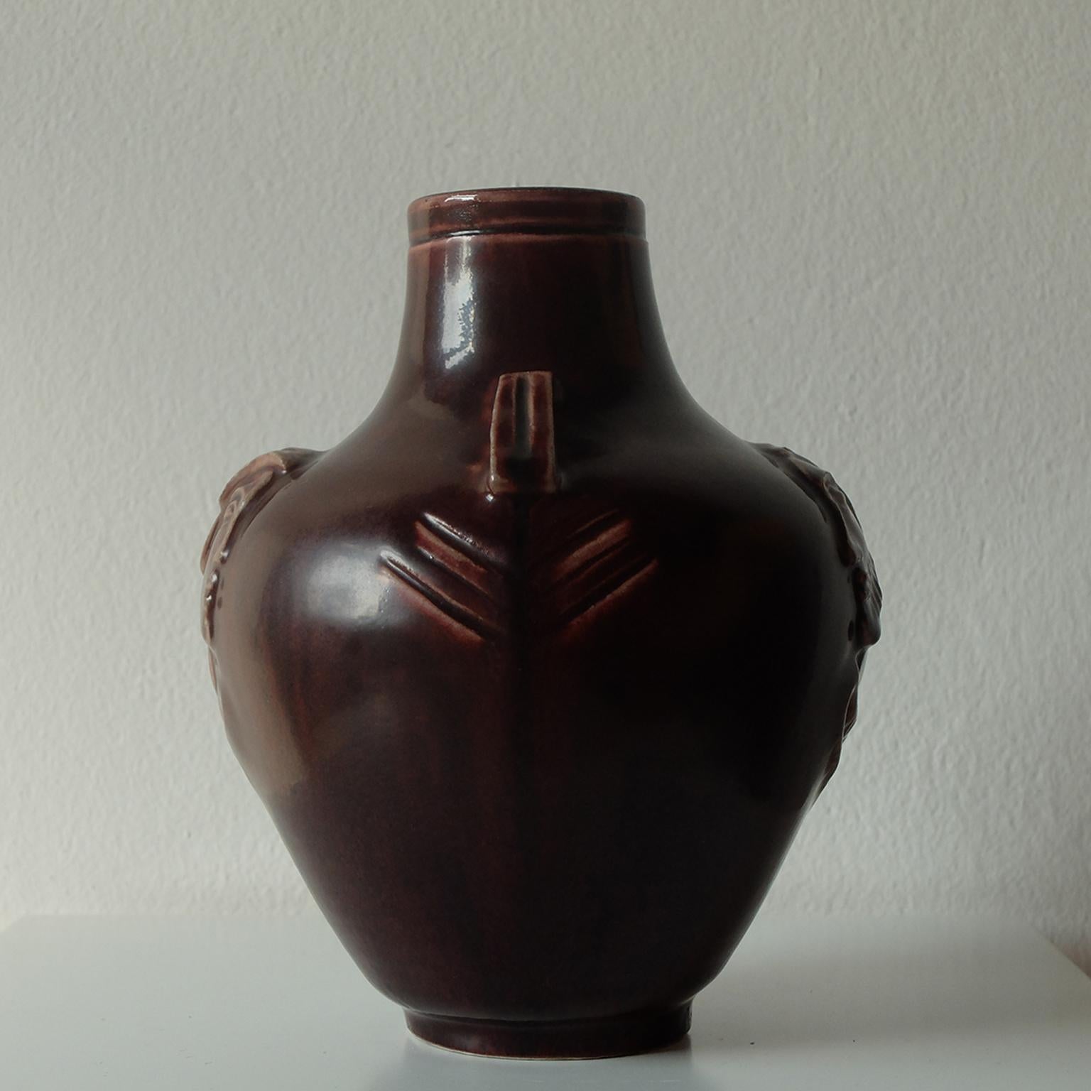Scandinave moderne Jais Nielsen pour Royal Copenhagen:: vase en céramique à glaçure sang de boeuf:: années 1930 en vente