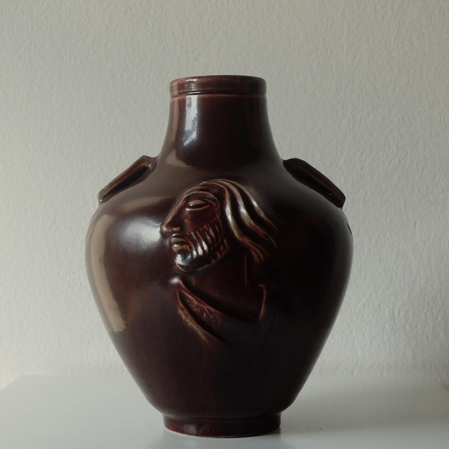 Danois Jais Nielsen pour Royal Copenhagen:: vase en céramique à glaçure sang de boeuf:: années 1930 en vente