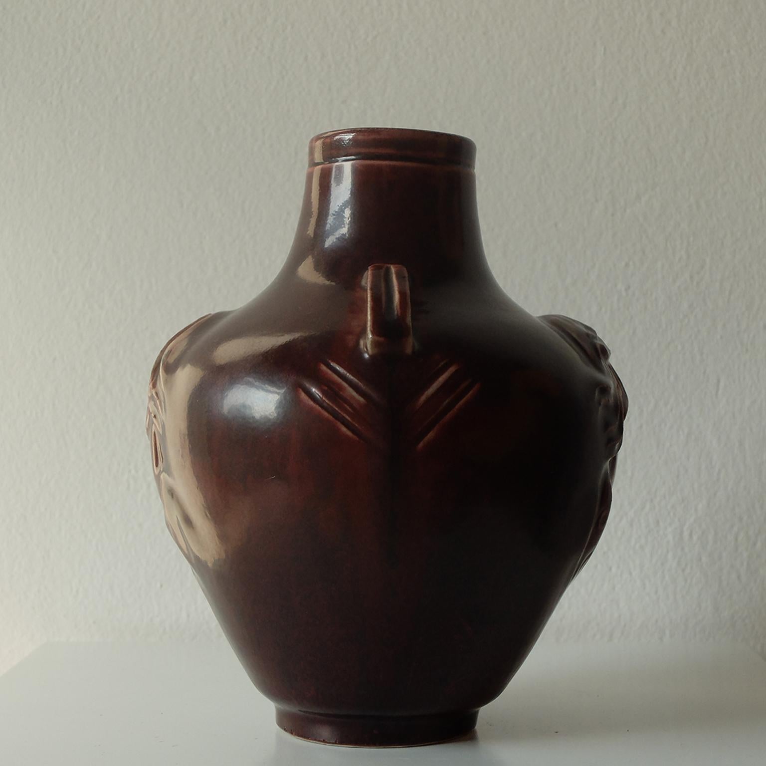 Vernissé Jais Nielsen pour Royal Copenhagen:: vase en céramique à glaçure sang de boeuf:: années 1930 en vente