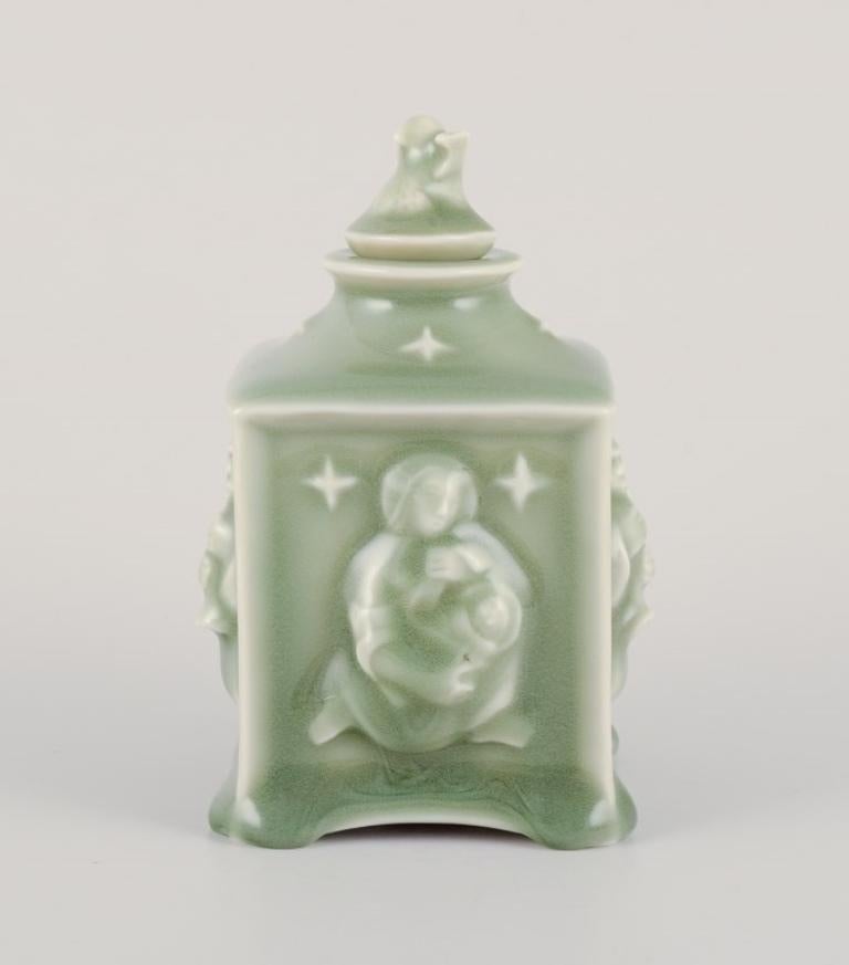 Jais Nielsen für Royal Copenhagen.
Seltene Teedose aus Keramik. Celadon-Glasur.
Motiv der Jungfrau Maria mit Jesuskind und drei Hirten.
Deckel in Form eines Lamms.
Modell 1/2538.
CIRCA 1940er Jahre.
Markiert.
Perfekter Zustand.
Zweite