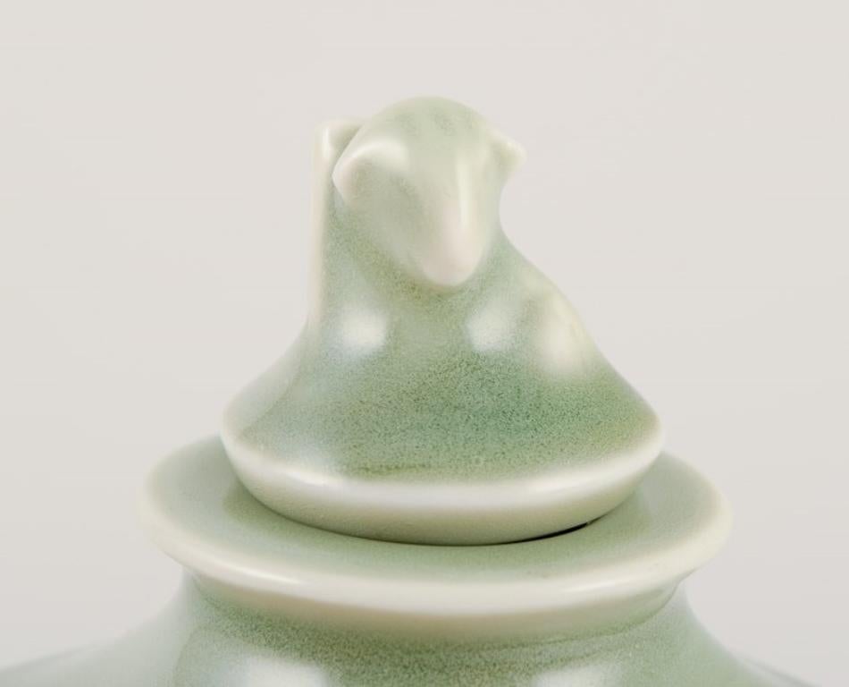 Jais Nielsen für Royal Copenhagen. Seltene Teedose aus Keramik. Celadon-Glasur. (Glasiert) im Angebot