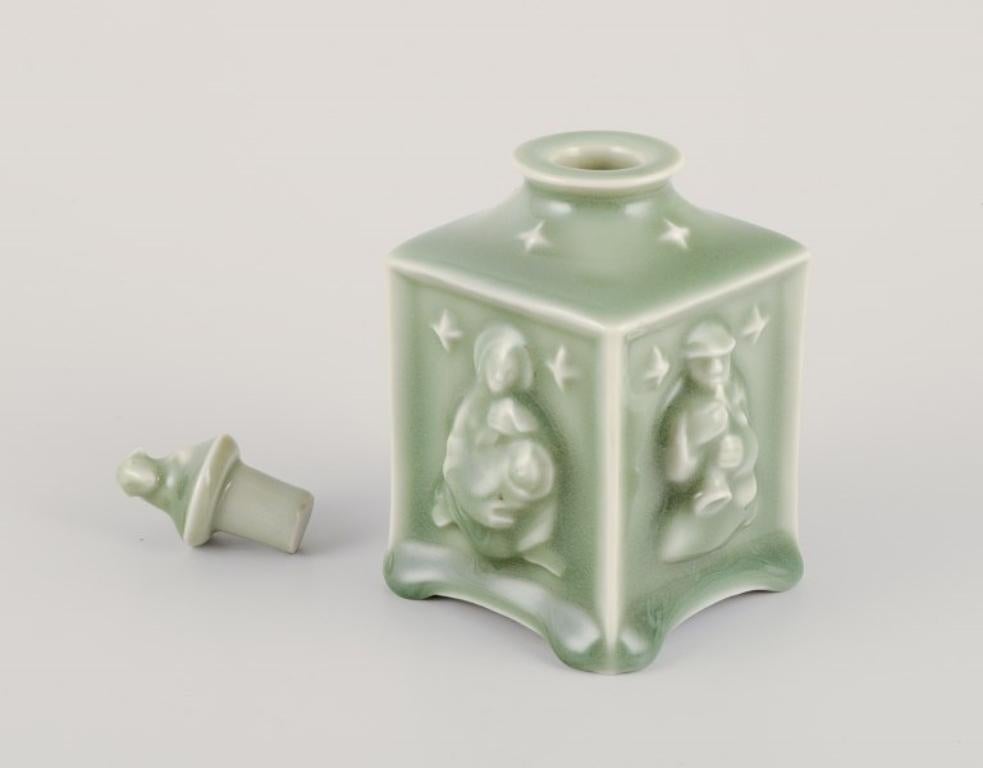 Jais Nielsen für Royal Copenhagen. Seltene Teedose aus Keramik. Celadon-Glasur. (Mitte des 20. Jahrhunderts) im Angebot