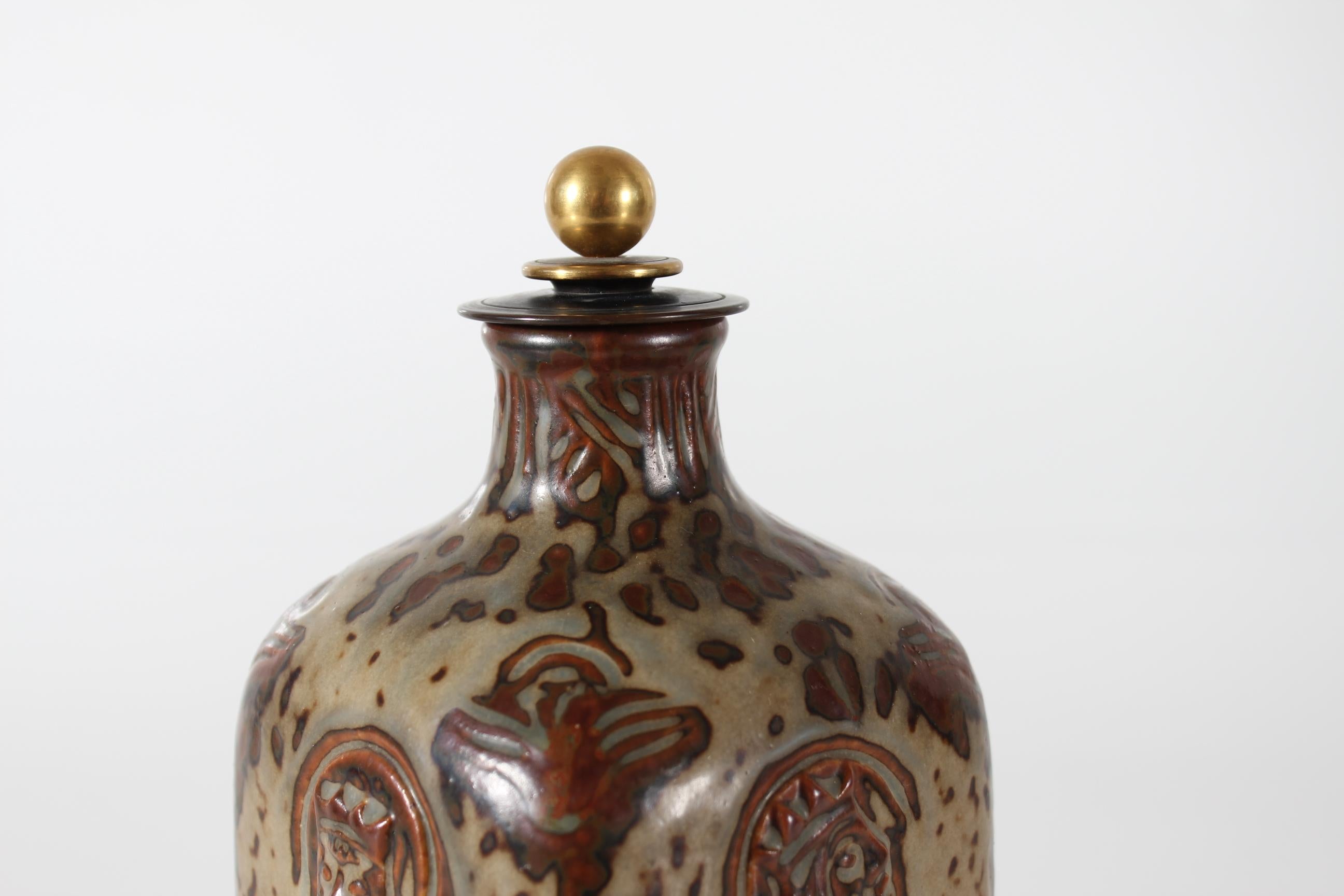 Metà XX secolo Jais Nielsen per Royal Copenhagen Vaso o bottiglia quadrata con coperchio in bronzo, 1957 in vendita