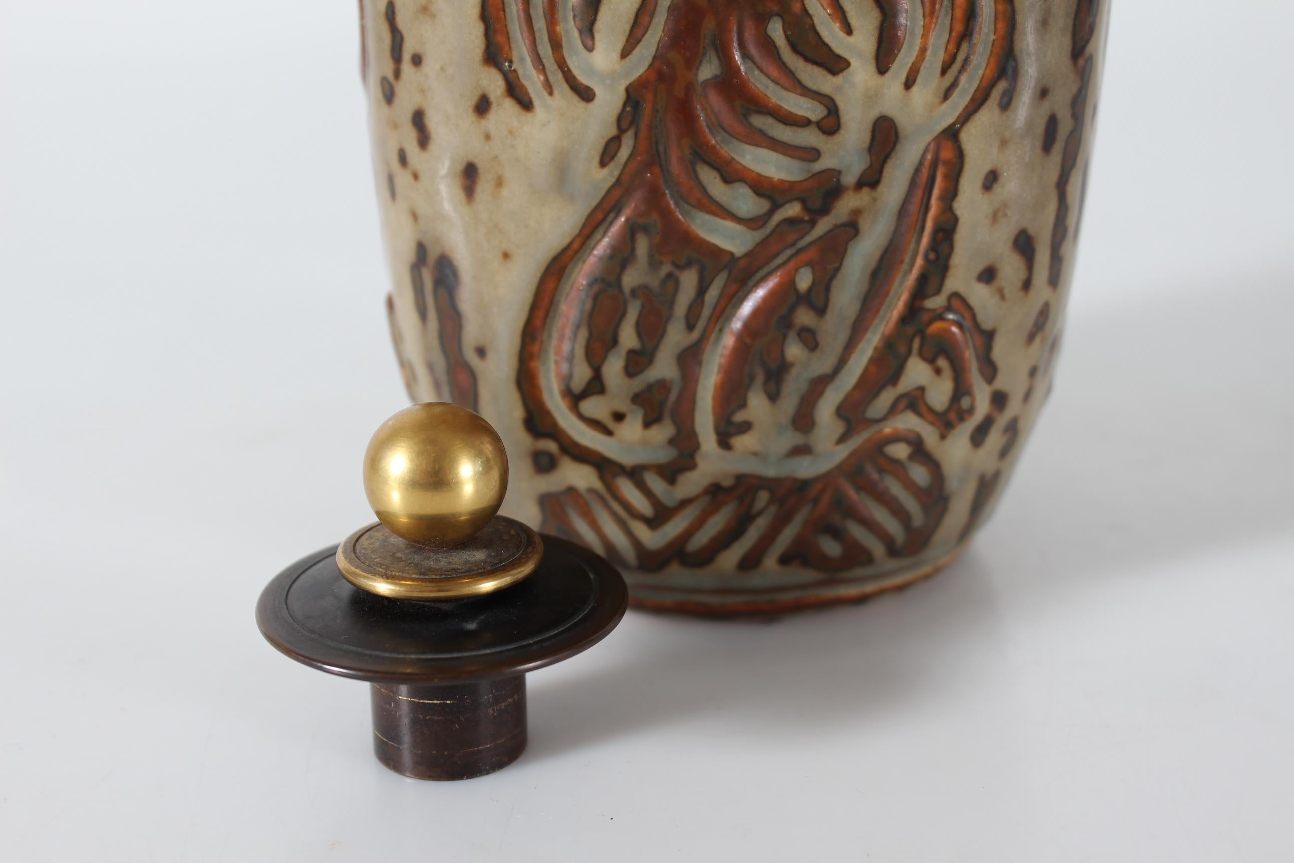 Ceramica Jais Nielsen per Royal Copenhagen Vaso o bottiglia quadrata con coperchio in bronzo, 1957 in vendita