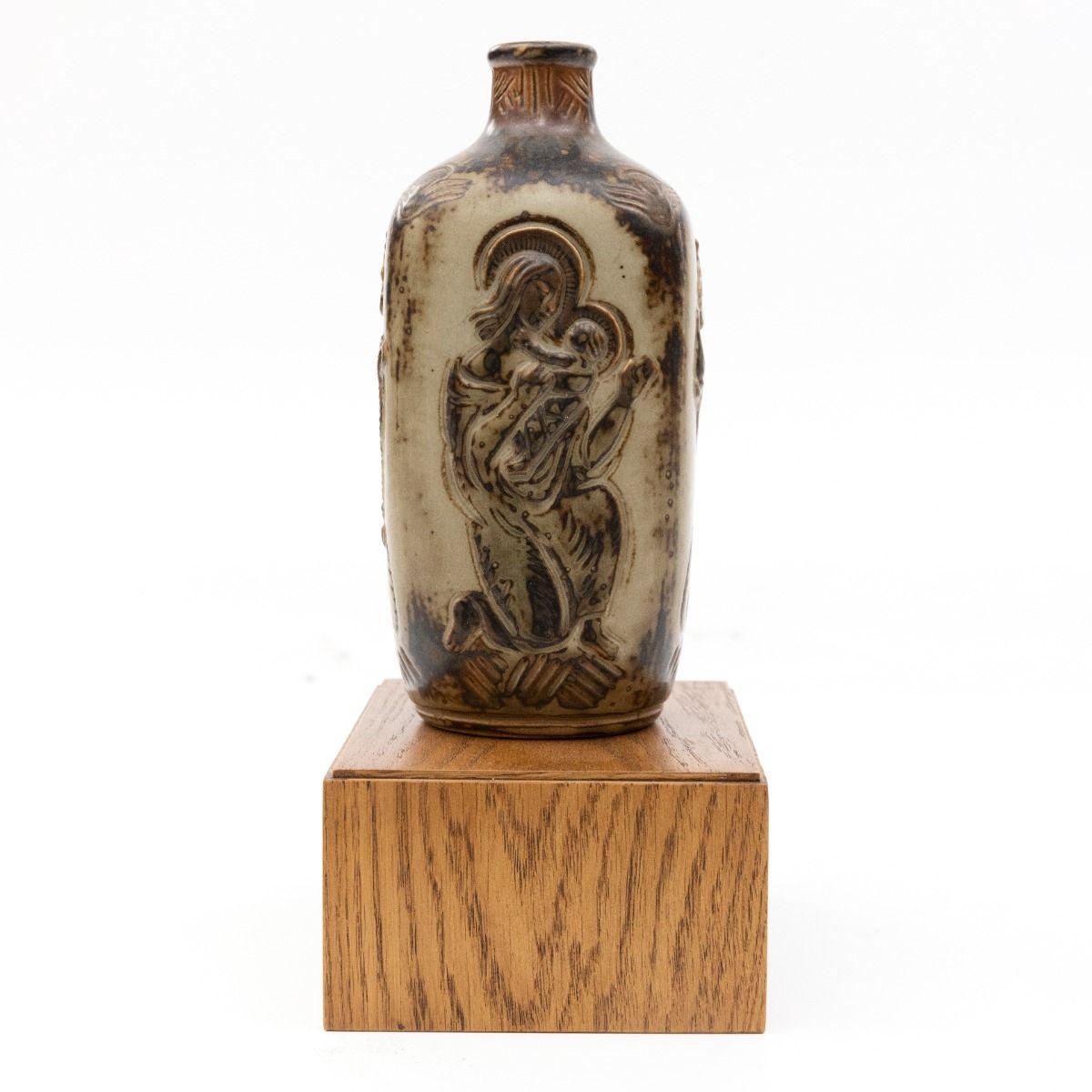Vaso a quattro lati in gres di Jais Nielsen, creato per Royal Copenhagen nel 1930-1940.

Con motivi biblici in rilievo, raffiguranti i Re Magi e Joseph e Maria con il Child & Child. Il vaso è impreziosito da un bellissimo smalto Sung An nei toni del