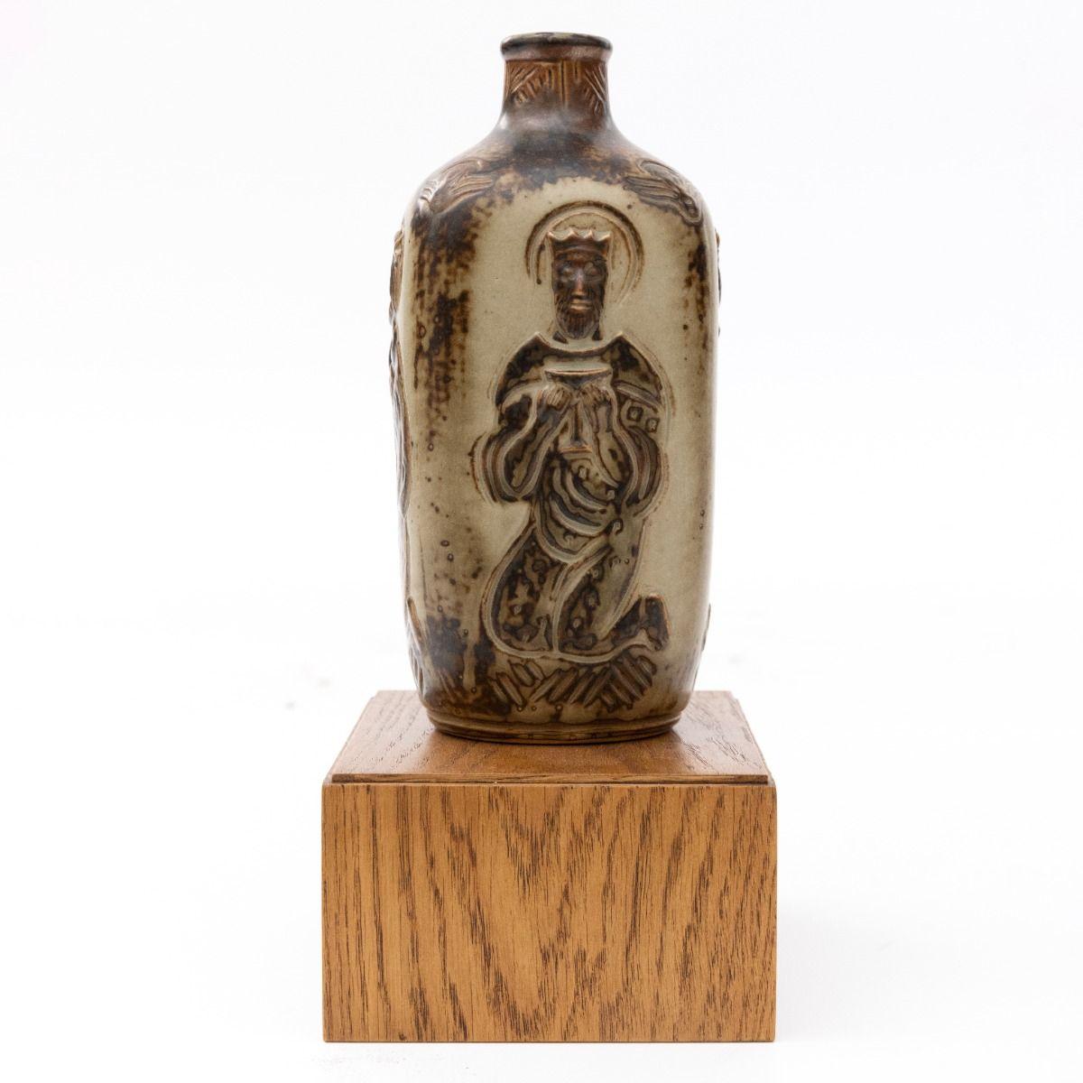 Moderno Vaso in gres a quattro lati con motivi biblici in rilievo di Jais Nielsen per Royal Cop in vendita