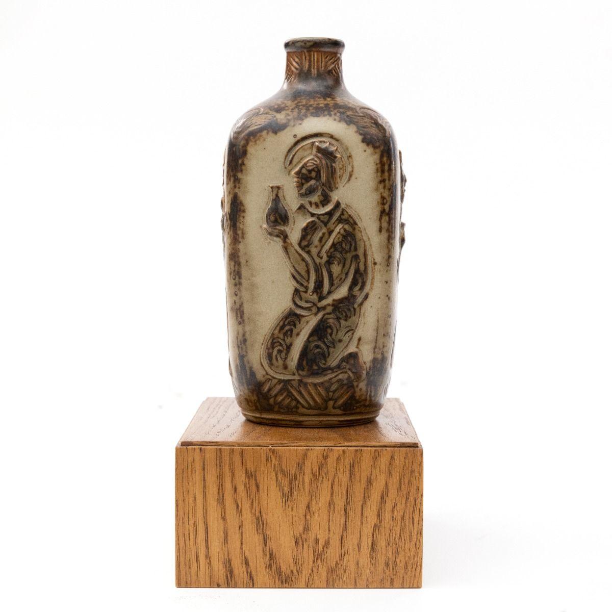 Smaltato Vaso in gres a quattro lati con motivi biblici in rilievo di Jais Nielsen per Royal Cop in vendita