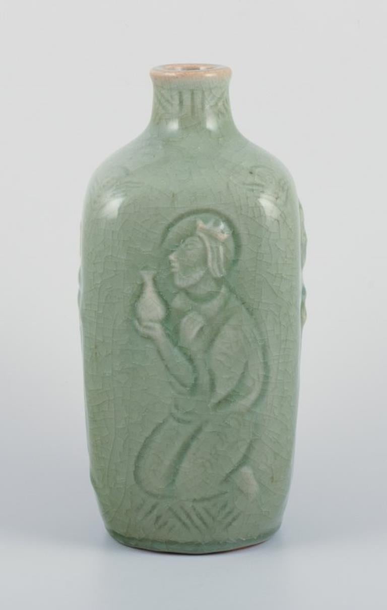 Jais Nielsen pour Royal Copenhagen. Vase en céramique à glaçure céladon avec des motifs religieux.
Modèle : 3543.
1940s.
En excellent état avec des craquelures naturelles.
Marqué.
Première qualité d'usine.
Dimensions : H 23,5 cm x P 10,0 cm : H 23,5
