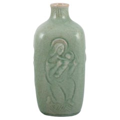 Jais Nielsen, Royal Copenhagen. Jarrón de cerámica vidriada celadón. Motivos religiosos