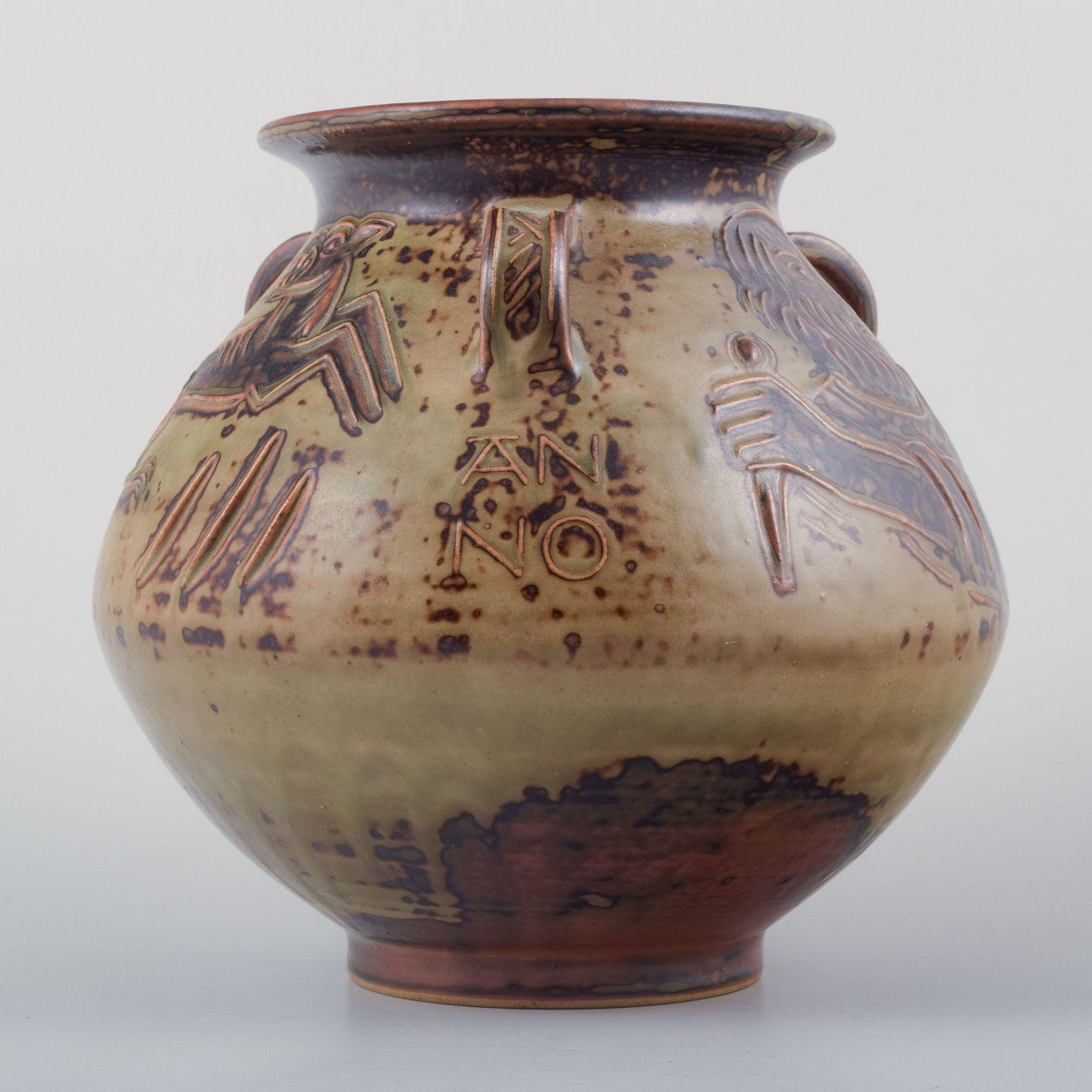 Jais Nielsen, Royal Copenhagen. Jarrón de cerámica esmaltada con motivos religiosos mediados del siglo XX en venta
