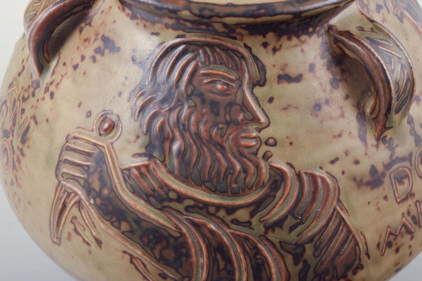Jais Nielsen, Royal Copenhagen. Jarrón de cerámica esmaltada con motivos religiosos en venta 2