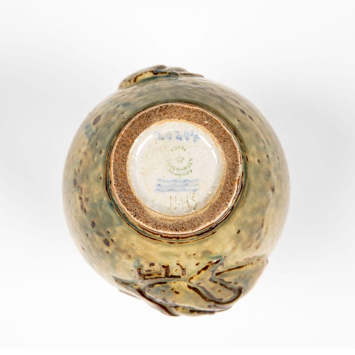 Vase de Jais Nielsen avec reliefs bibliques en glaçure Sung pour Royal Copenhagen en vente 2