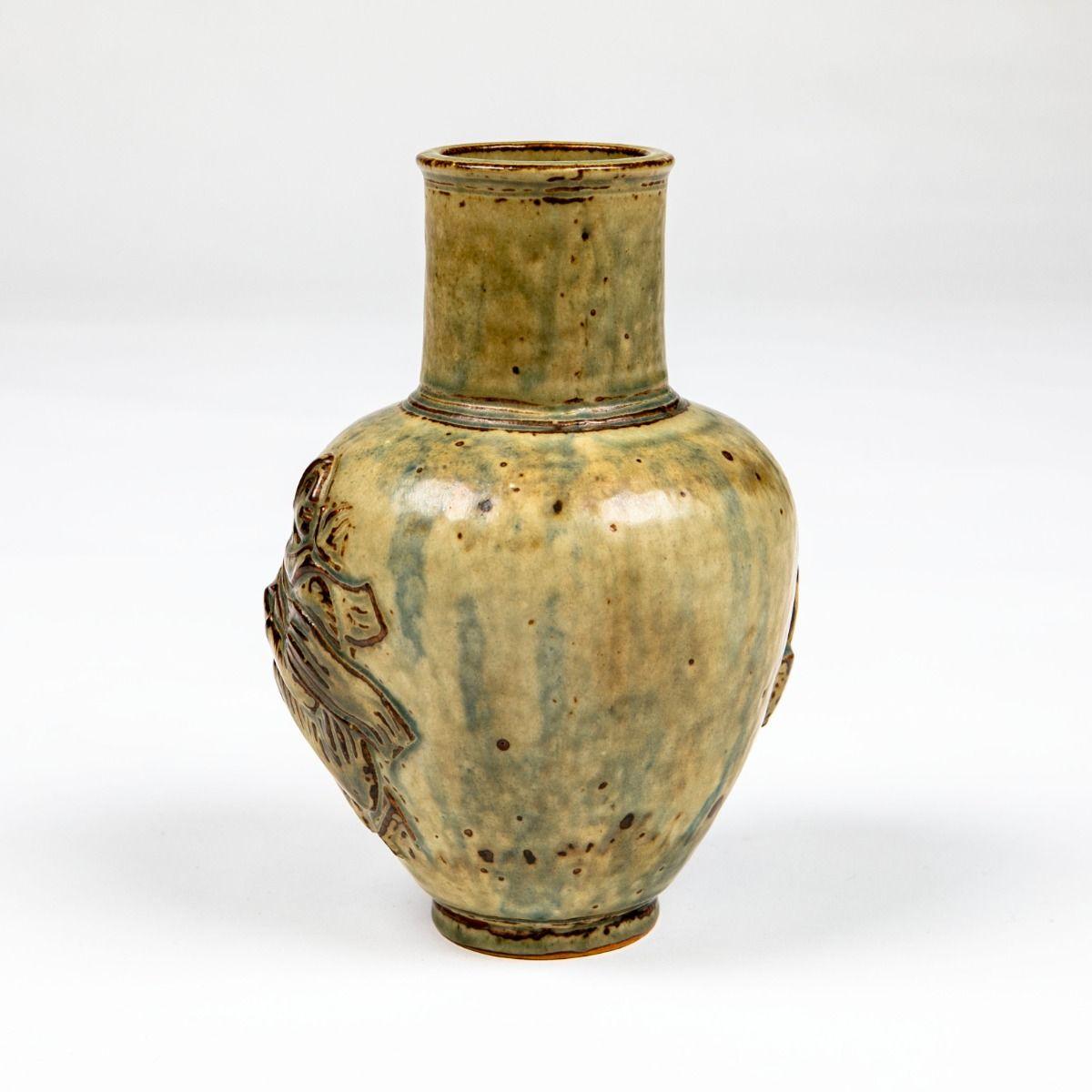 Vase en grès de Jais Nielsen (1885-1961), créé pour la Manufacture royale de porcelaine du Danemark (Royal Copenhagen) vers 1921-1928.
Réalisé en grès avec une belle glaçure inspirée de Sung, le vase est décoré de motifs en relief d'importance