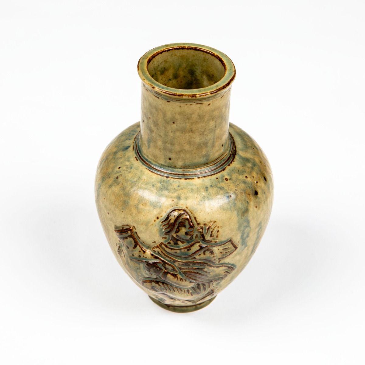 Vernissé Vase de Jais Nielsen avec reliefs bibliques en glaçure Sung pour Royal Copenhagen en vente