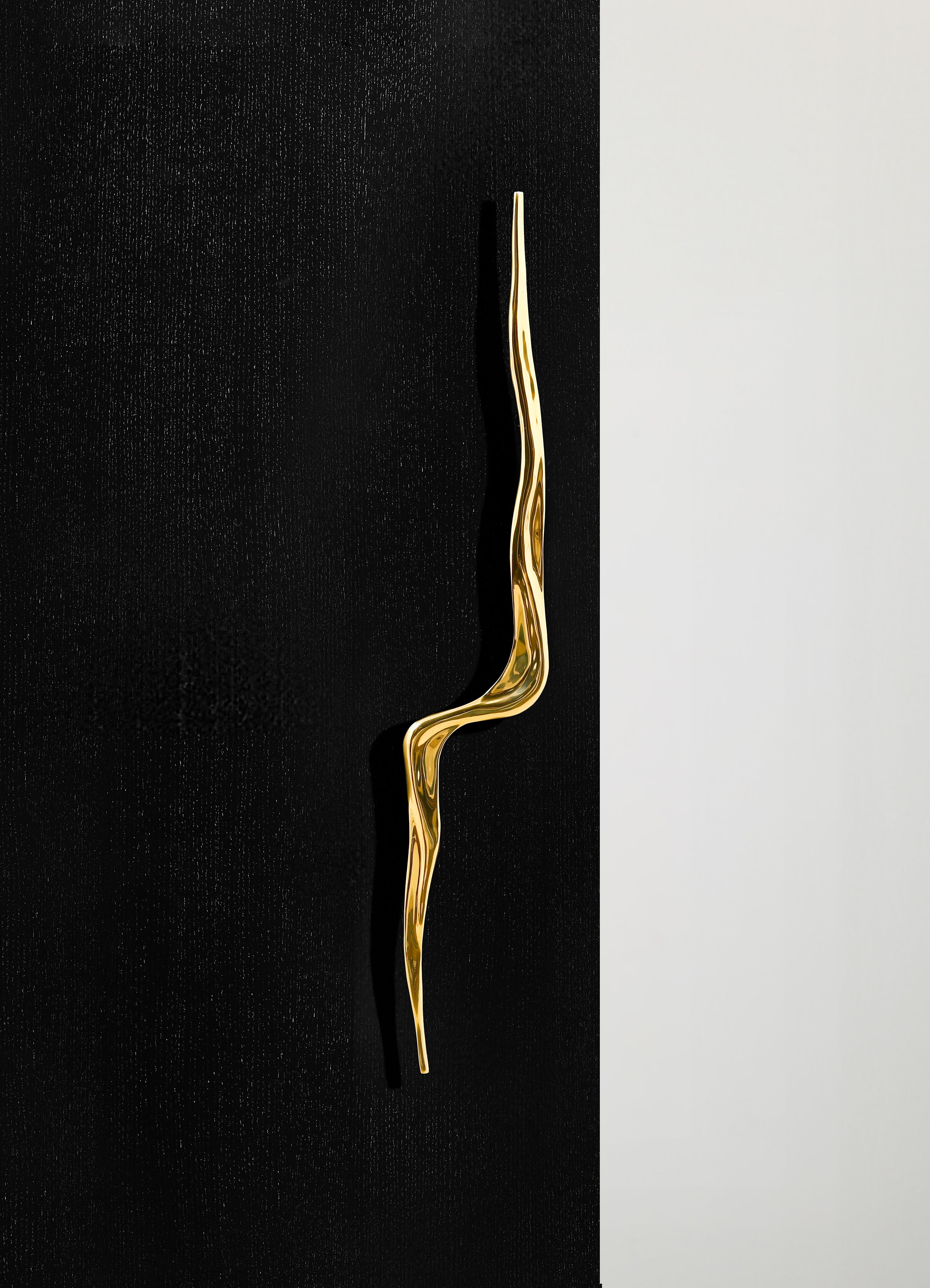 Maniglia per porta Jaisal A Large in ottone, Viya di Vikram Goyal