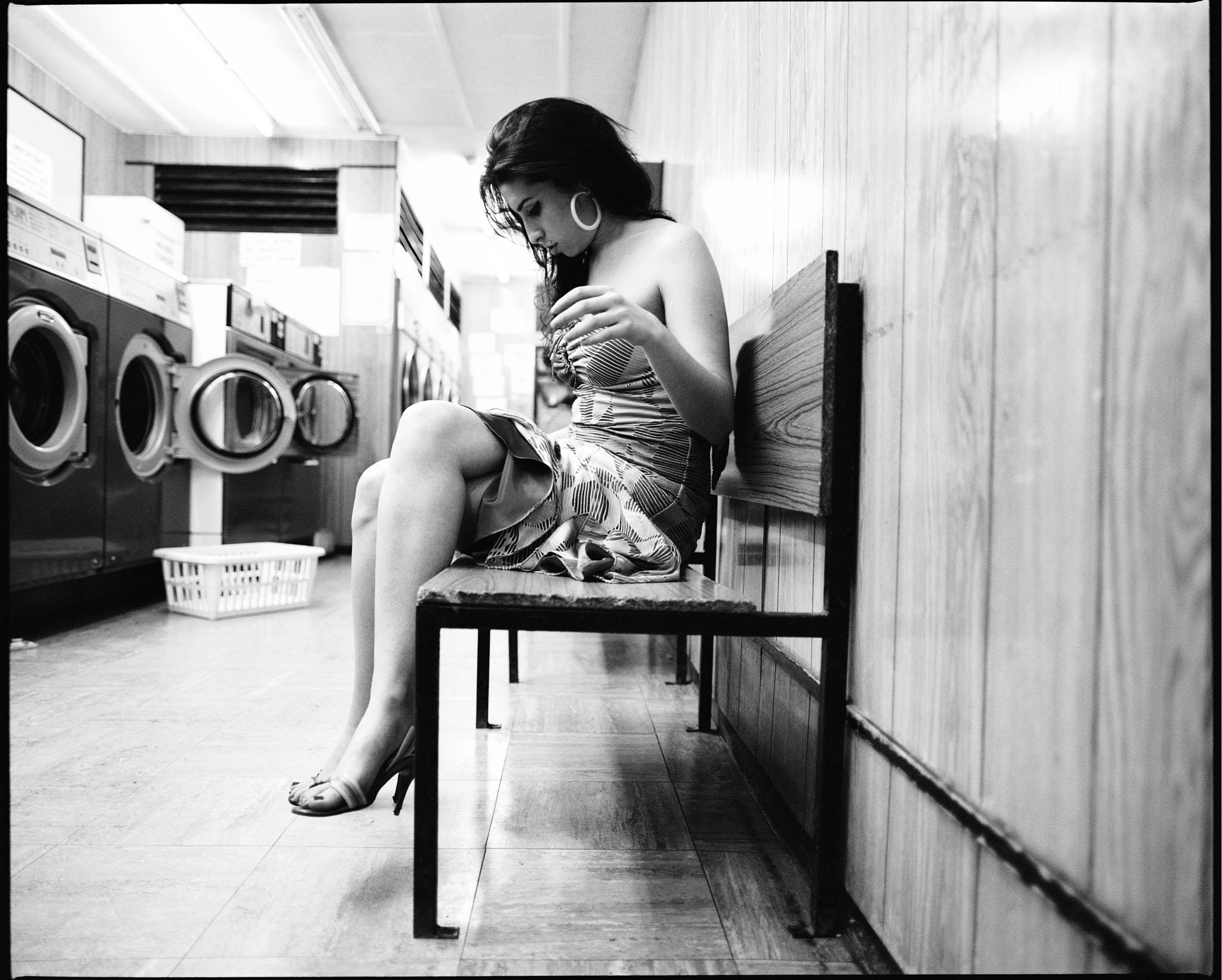 Jake Chessum Portrait Photograph – Amy Winehouse at the laundromat 20x24" Druck