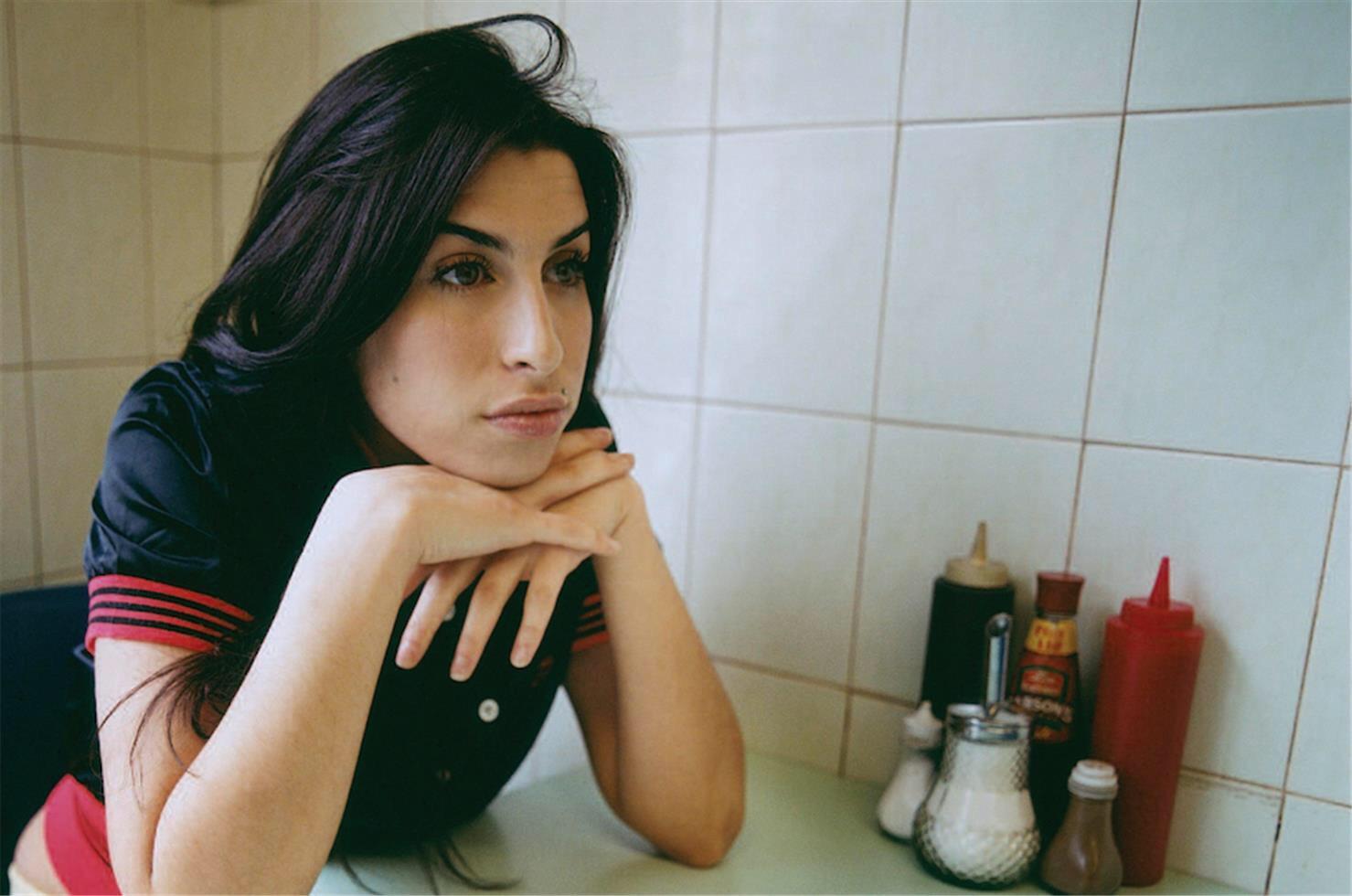 Jake Chessum Color Photograph – Amy Winehouse, London