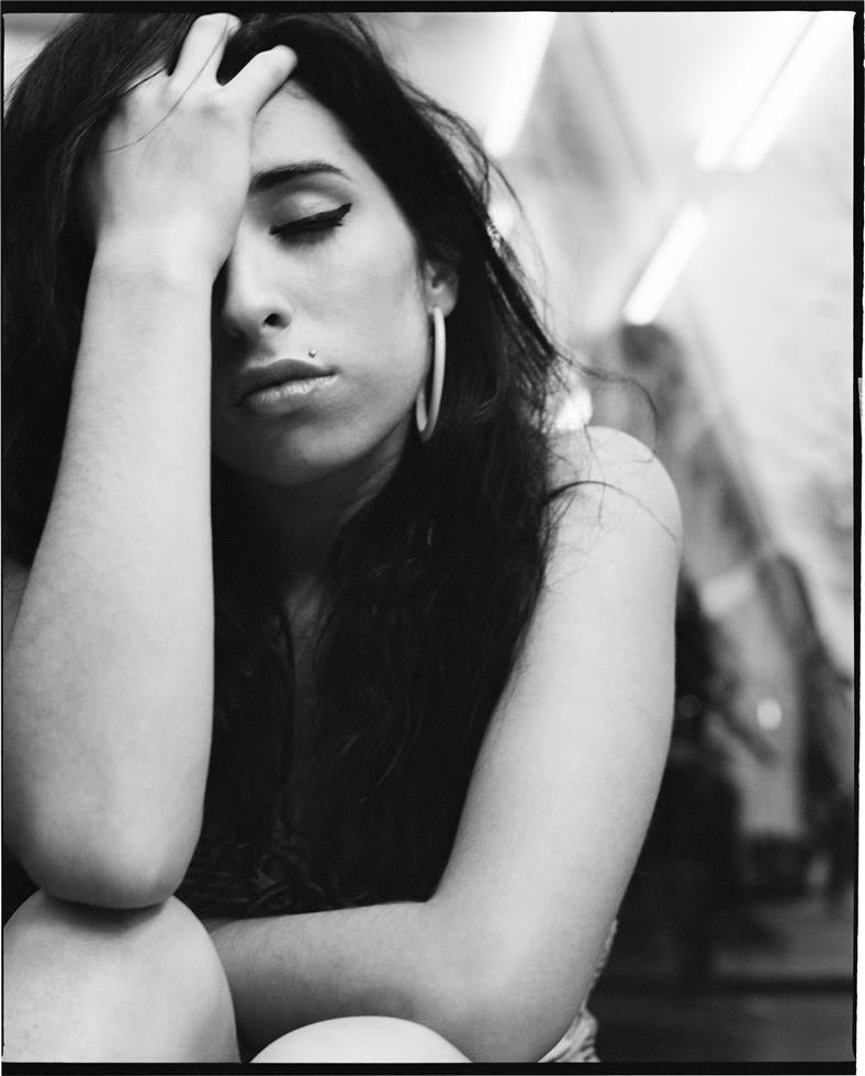 Jake Chessum Portrait Photograph – Amy Winehouse, London
