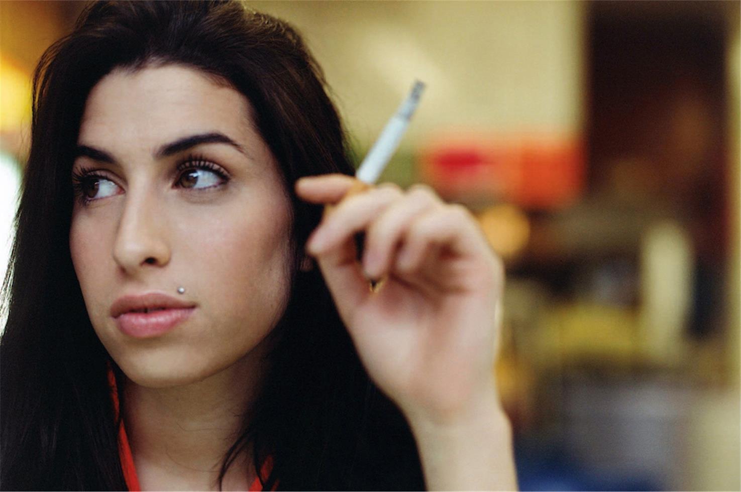 Jake Chessum Portrait Photograph – Amy Winehouse, London