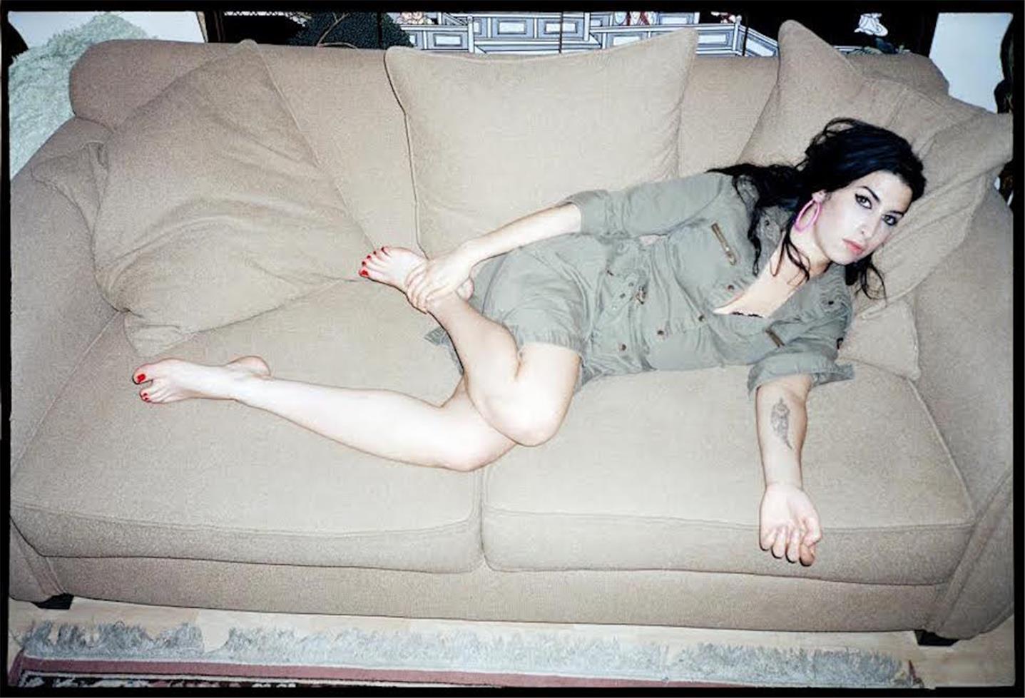 Jake Chessum Portrait Photograph – Amy Winehouse, London