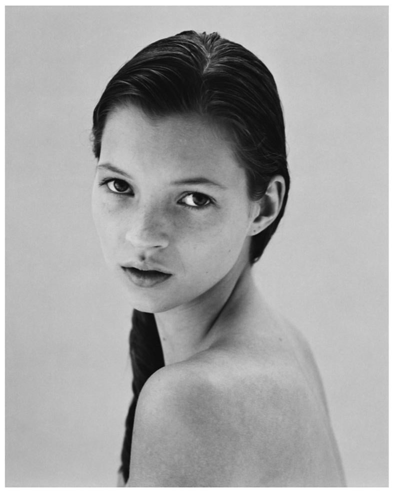 Jake Chessum Portrait Photograph – Eine unbekannte Kate Moss mit 16 